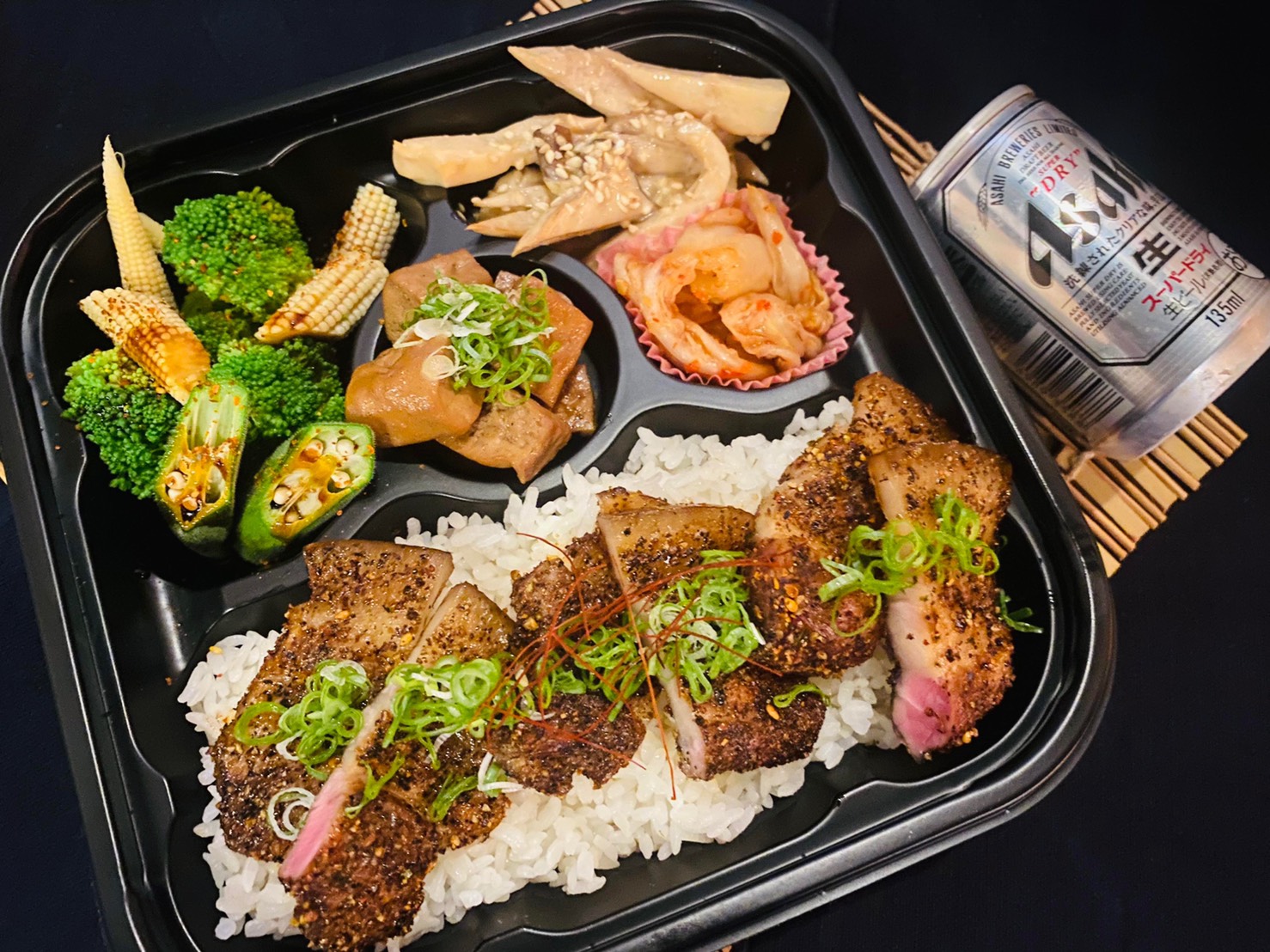 青木森串燒小料理 - 豬五花肉用七味粉、味增醃製的兩款便當 【七味五花豚-微辣】、【西京燒五花豚】 微微微解封...