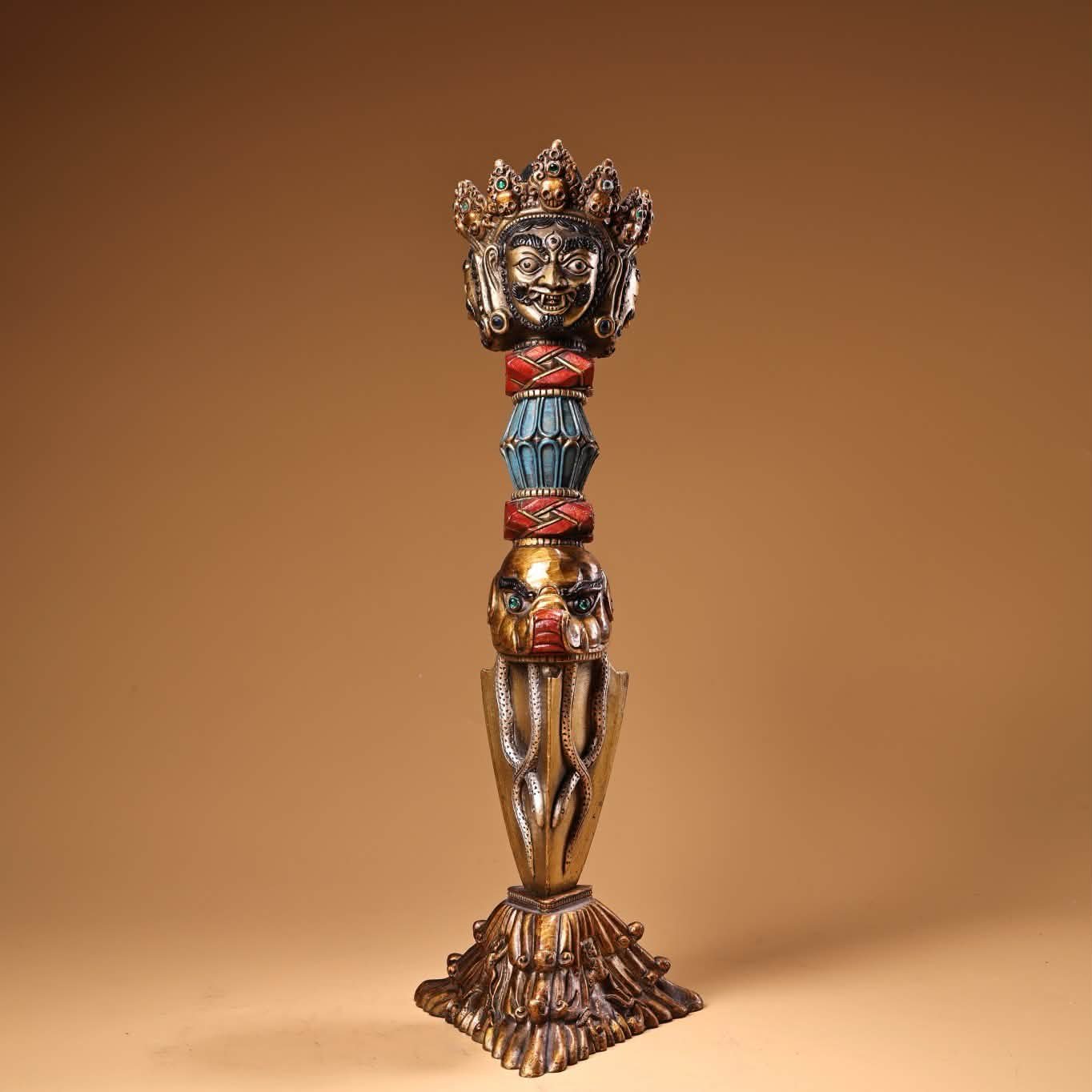 中国古美術・蔵伝工芸・寒鉄彩絵金剛降魔杵・手工錾刻・文房置物・鎮宅辟邪・風水法具 纯铜高浮雕錾刻彩绘描金镇宅辟邪金刚降魔杵法器重1160克高31厘米宽10
