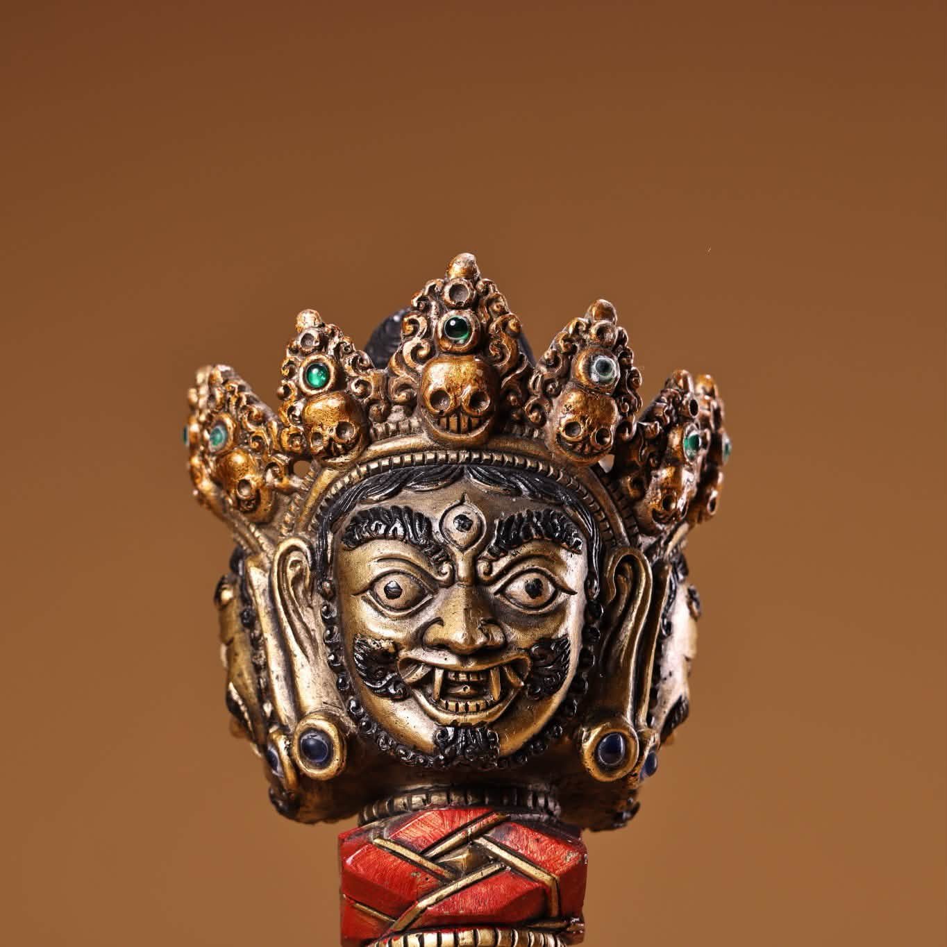 中国古美術・蔵伝工芸・寒鉄彩絵金剛降魔杵・手工錾刻・文房置物・鎮宅辟邪・風水法具 纯铜高浮雕錾刻彩绘描金镇宅辟邪金刚降魔杵法器重1160克高31厘米宽10