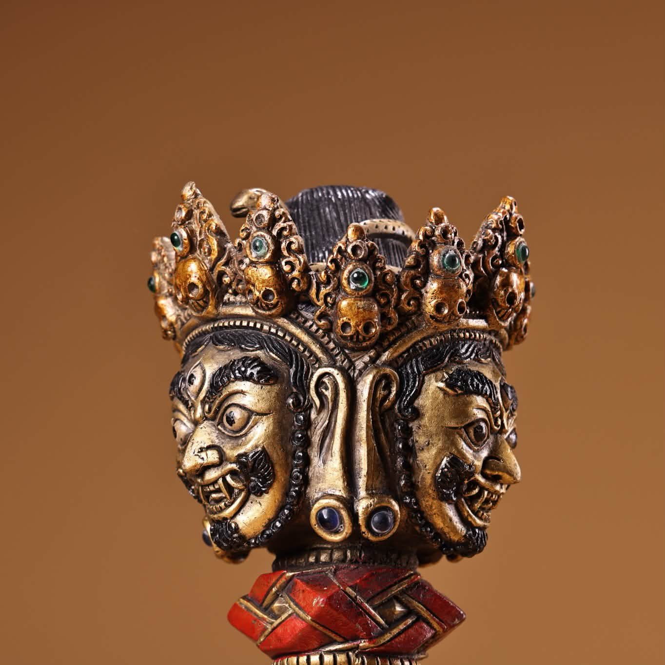 中国古美術・蔵伝工芸・寒鉄彩絵金剛降魔杵・手工錾刻・文房置物・鎮宅辟邪・風水法具 纯铜高浮雕錾刻彩绘描金镇宅辟邪金刚降魔杵法器重1160克高31厘米宽10