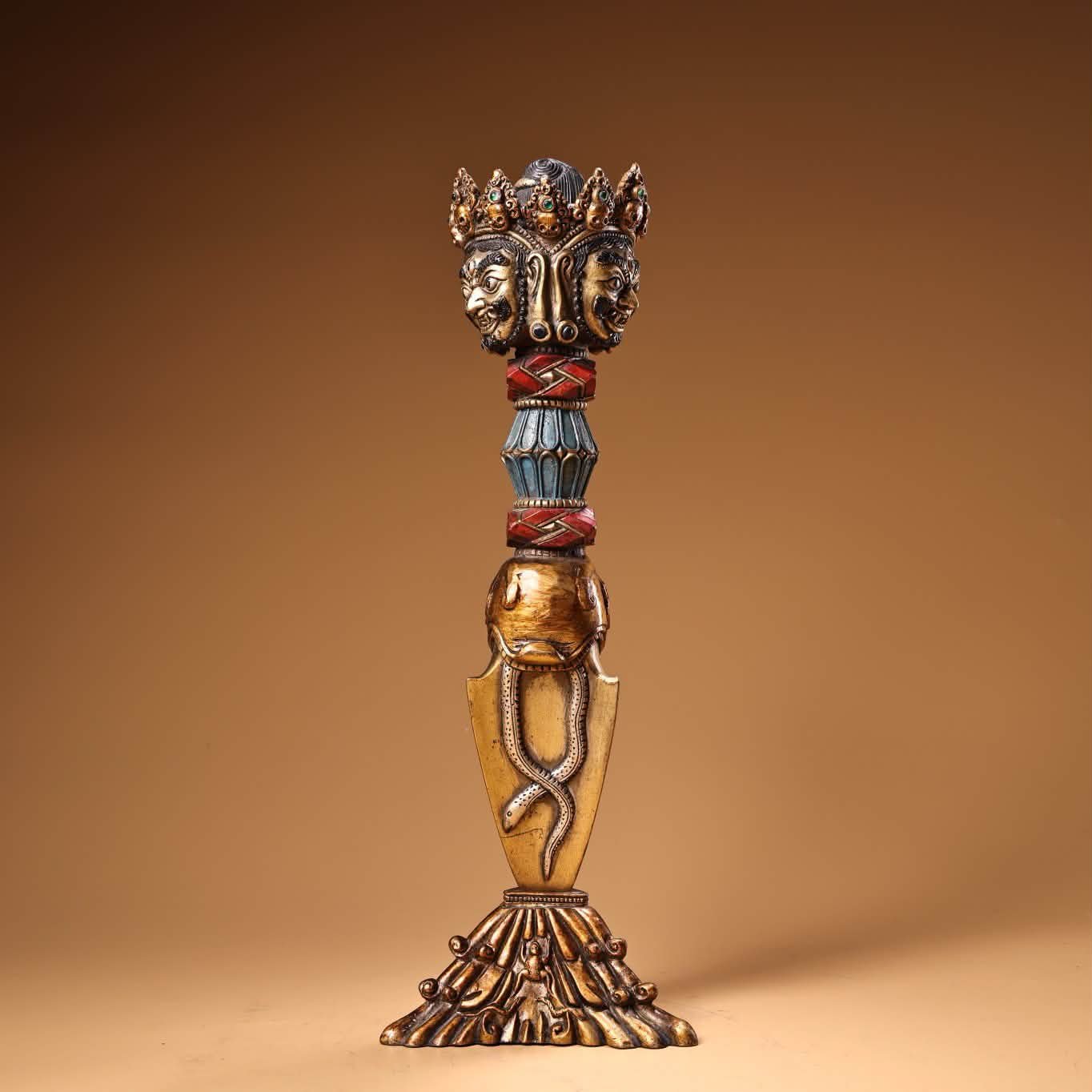 中国古美術・蔵伝工芸・寒鉄彩絵金剛降魔杵・手工錾刻・文房置物・鎮宅辟邪・風水法具 纯铜高浮雕錾刻彩绘描金镇宅辟邪金刚降魔杵法器重1160克高31厘米宽10