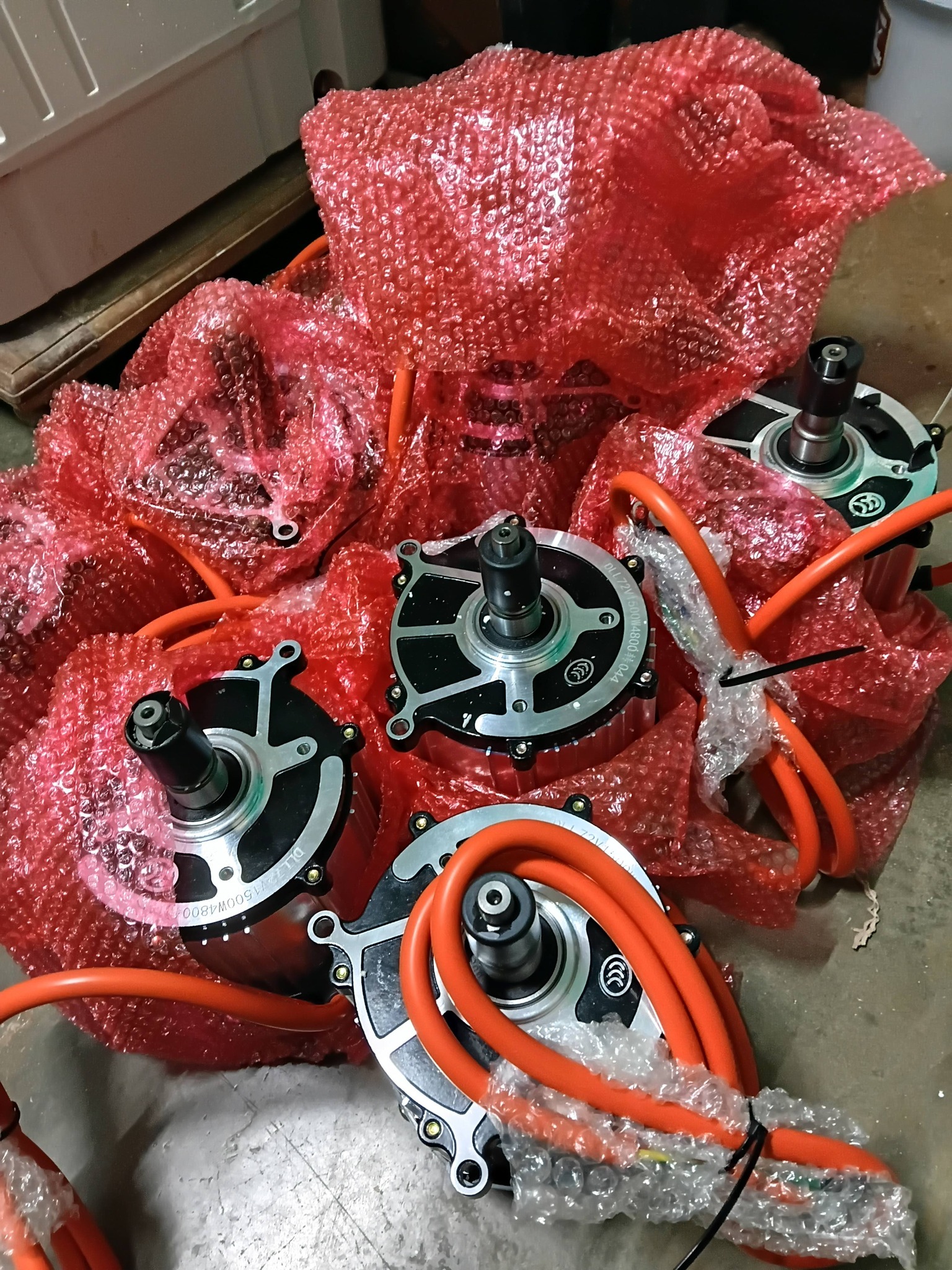 Baterias 12v/9Ah $8000 Neumaticos de moto 90/90-14 $9000 Bicimoto