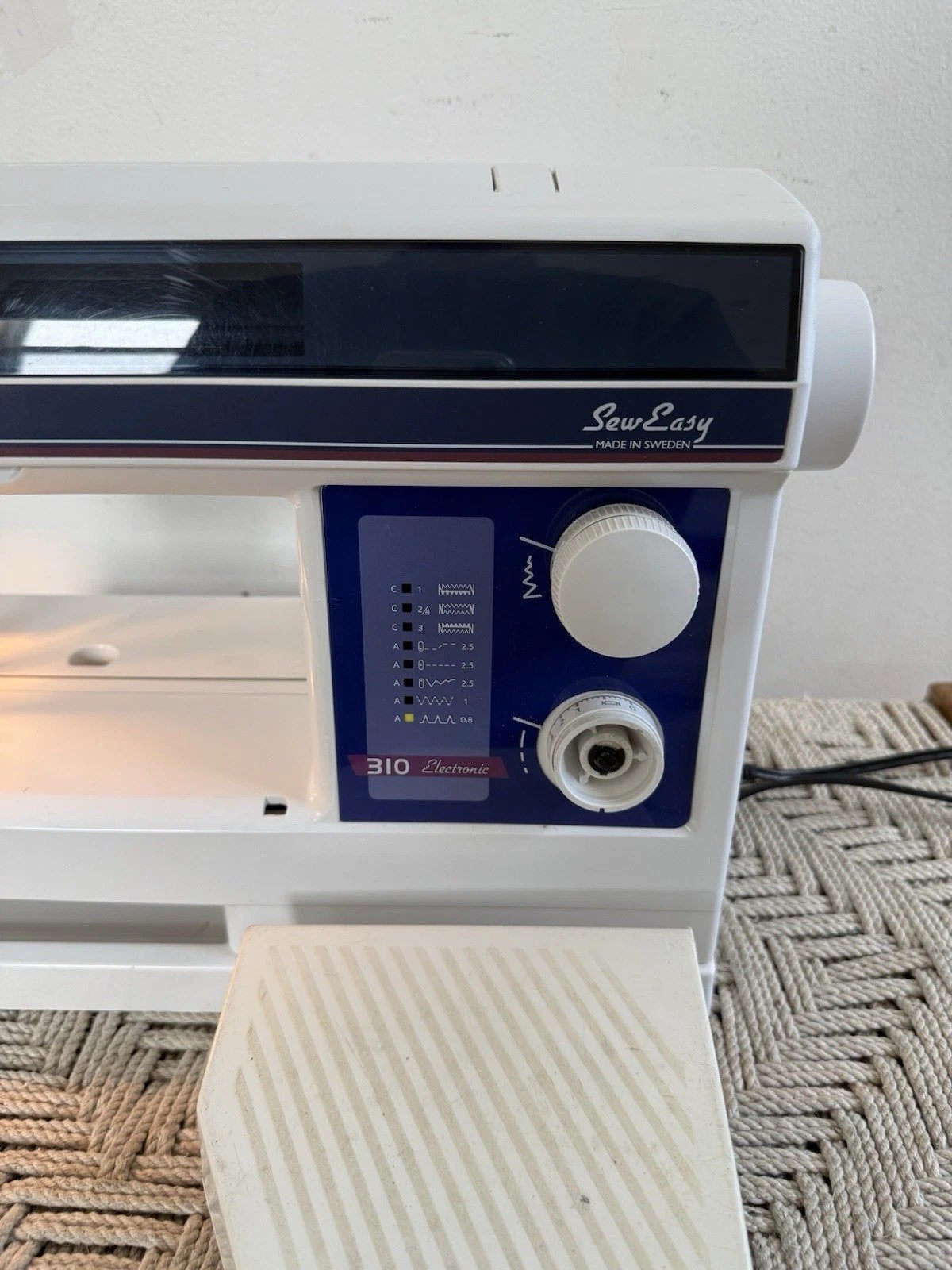 🍊Vintage 1990s Husqvarna Viking 'Sew Easy' Sewing Machine | Model 310