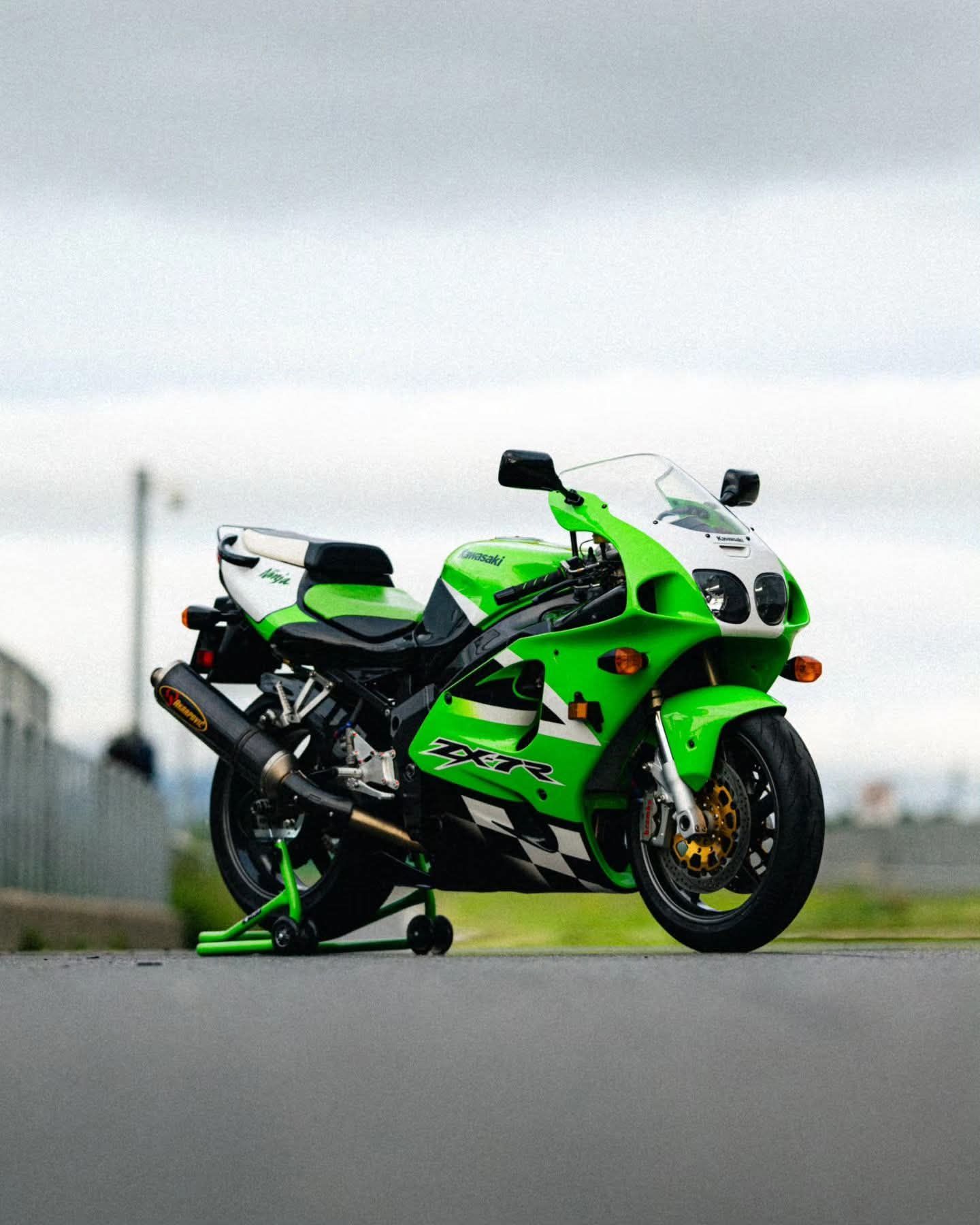 Toujours  The Kawasaki Ninja ZX-7R is a true product of the 90s