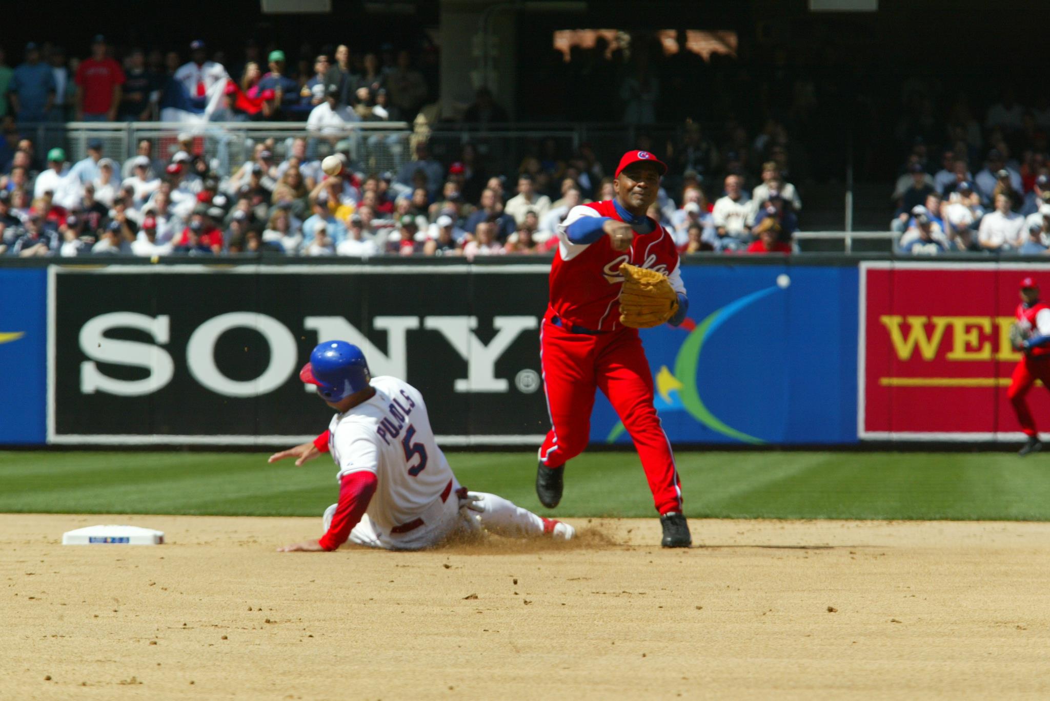 The 2006 World Baseball Classic featured some MLB legends ?