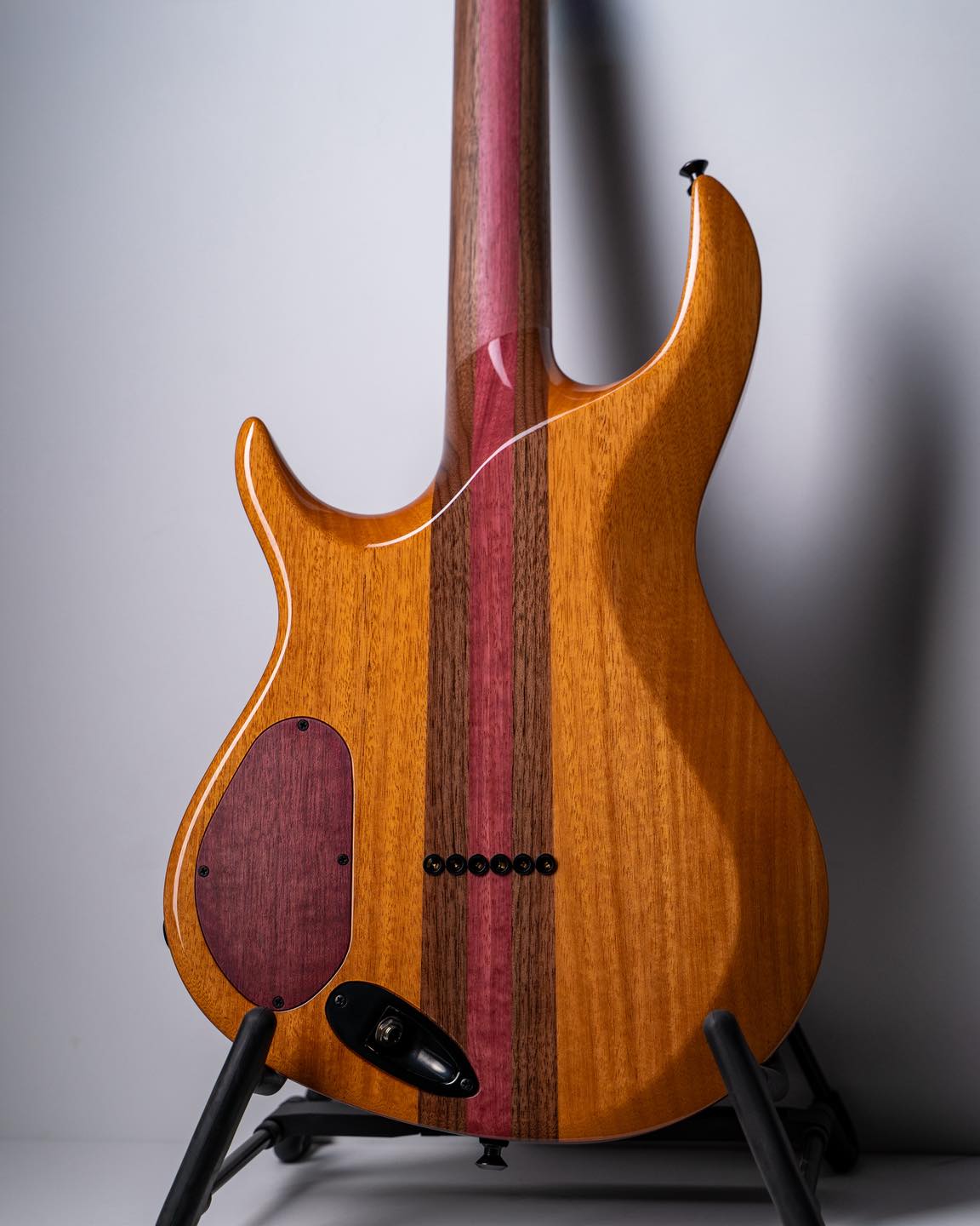 Kiesel - V8X (Vader) Jet black over ash body in a raw tone finish