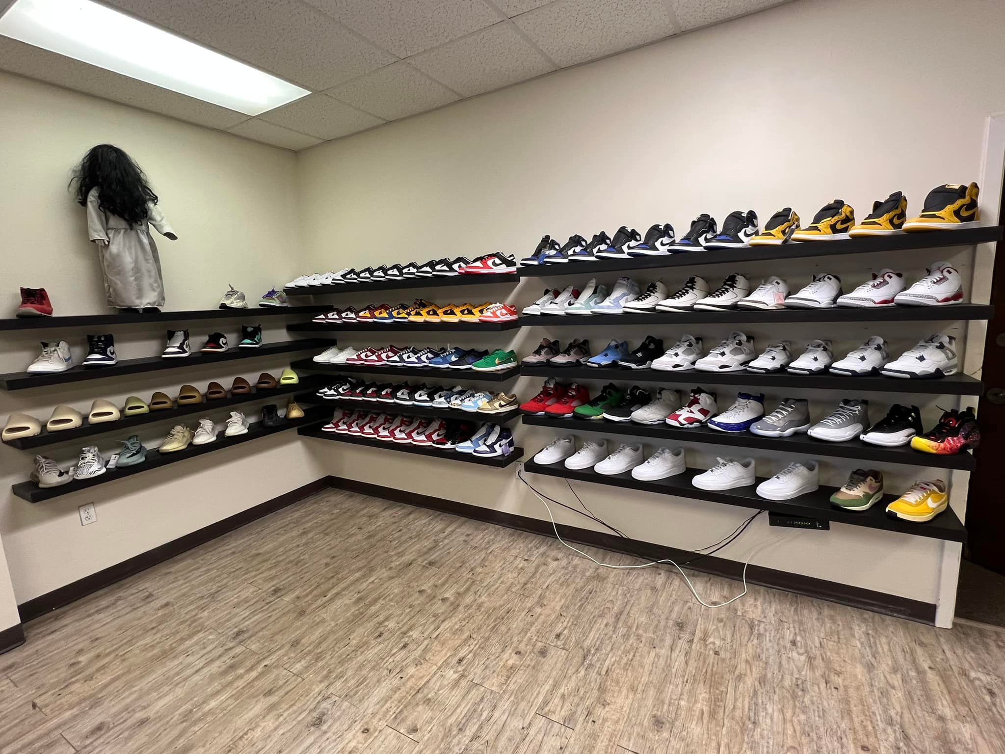 ST. JOSEPH, Mo. (KQTV) -- Woodlawn Shopping Center saw the opening