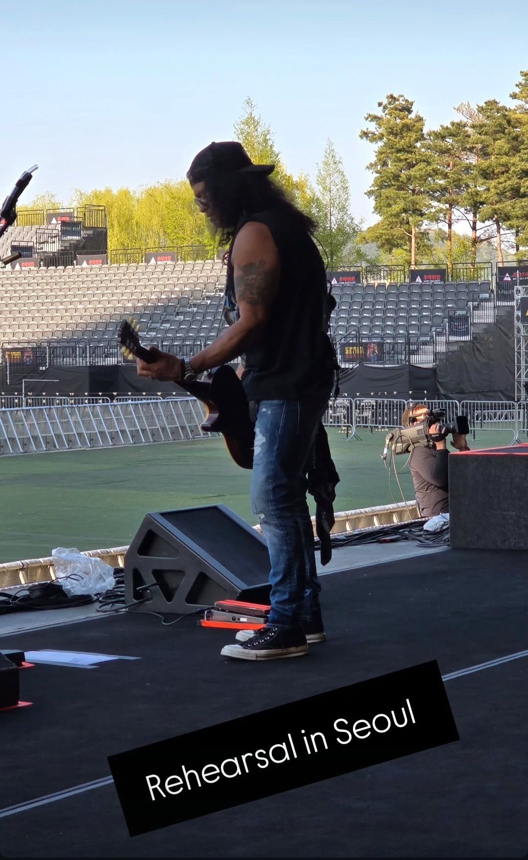 Slash - Slash doing rehearsals in Seoul today 📸Meegan | Facebook