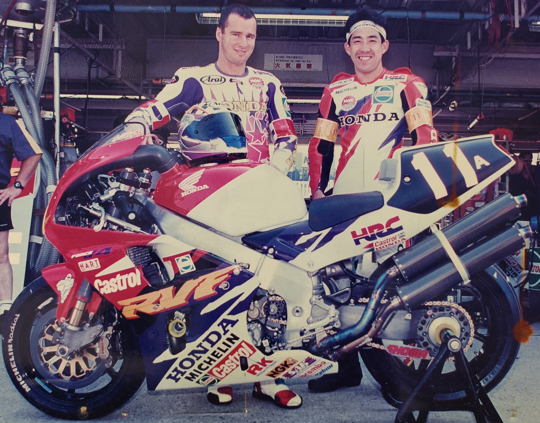 岡田 Aaron Slight and Tadayuki Okada with their Honda RVF750 racebike