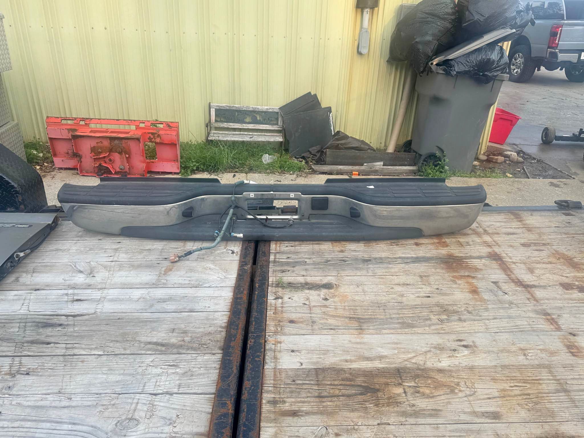 Bumper and tailgate 2500 or 3500 Chevy 2006 - Car Exterior Parts