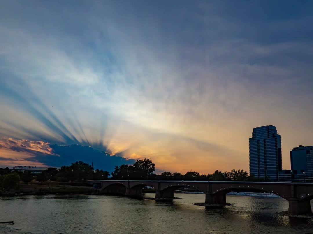 らるむ☁️ Dark crepuscular rays over Grand Rapids Monday, by Jim Triezenberg