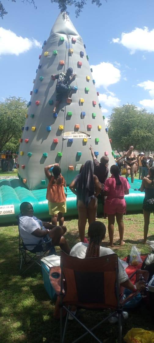 Inflatables - Learskool DF Malherbe colour run/ inflatable warrior race ...