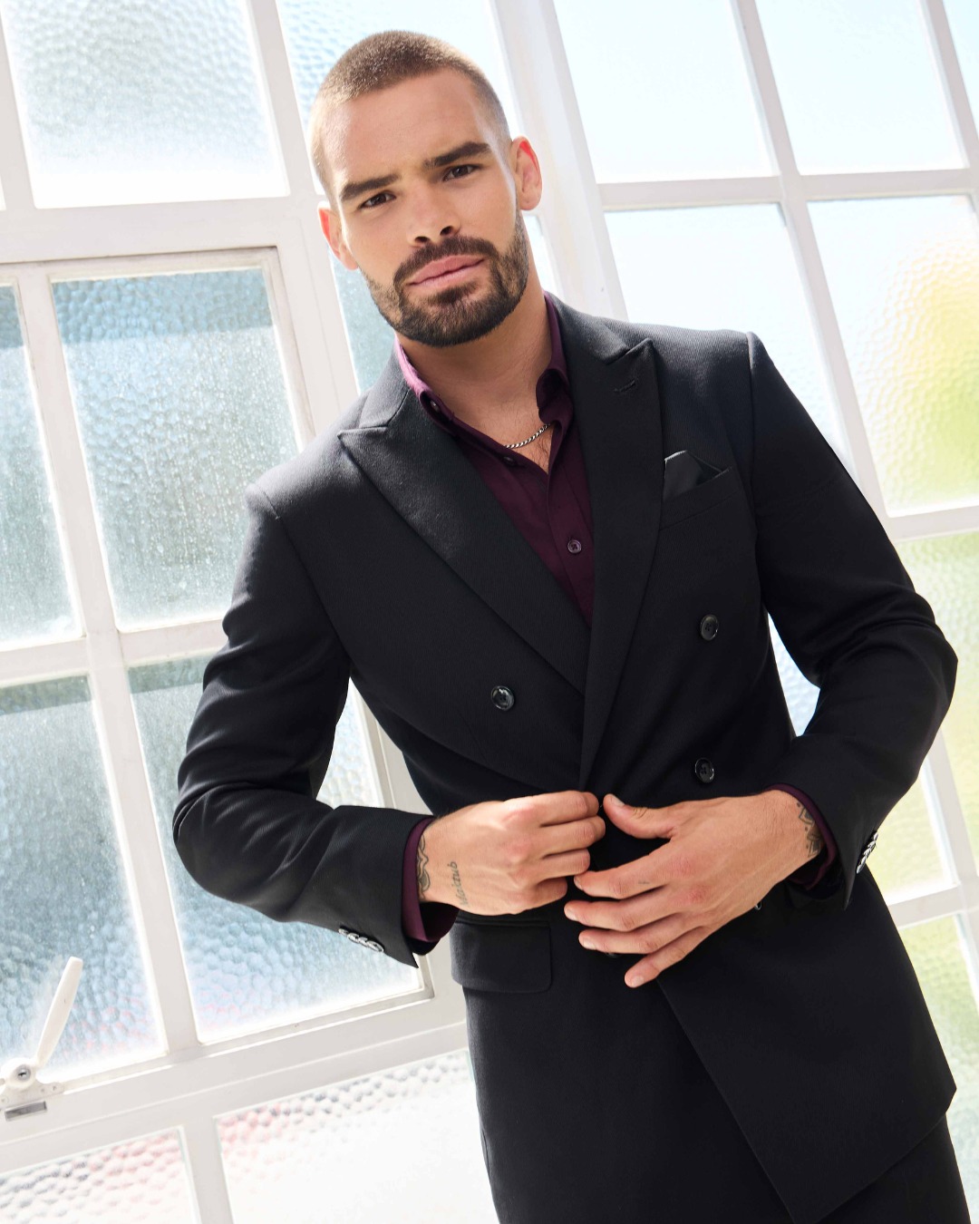 formal dress coat meaning What does the code 'Cocktail' mean? 🍸 Cocktail attire is relaxed – stylish, modern, and perfect for parties or after-work events. You might consider it the most fashion forward of formal wear dress code