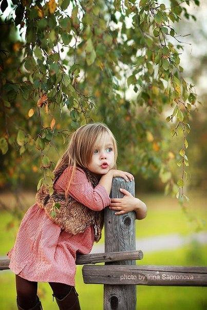 Маленькие девочки в деревне. Детская фотосъемка на природе. Дети и природа