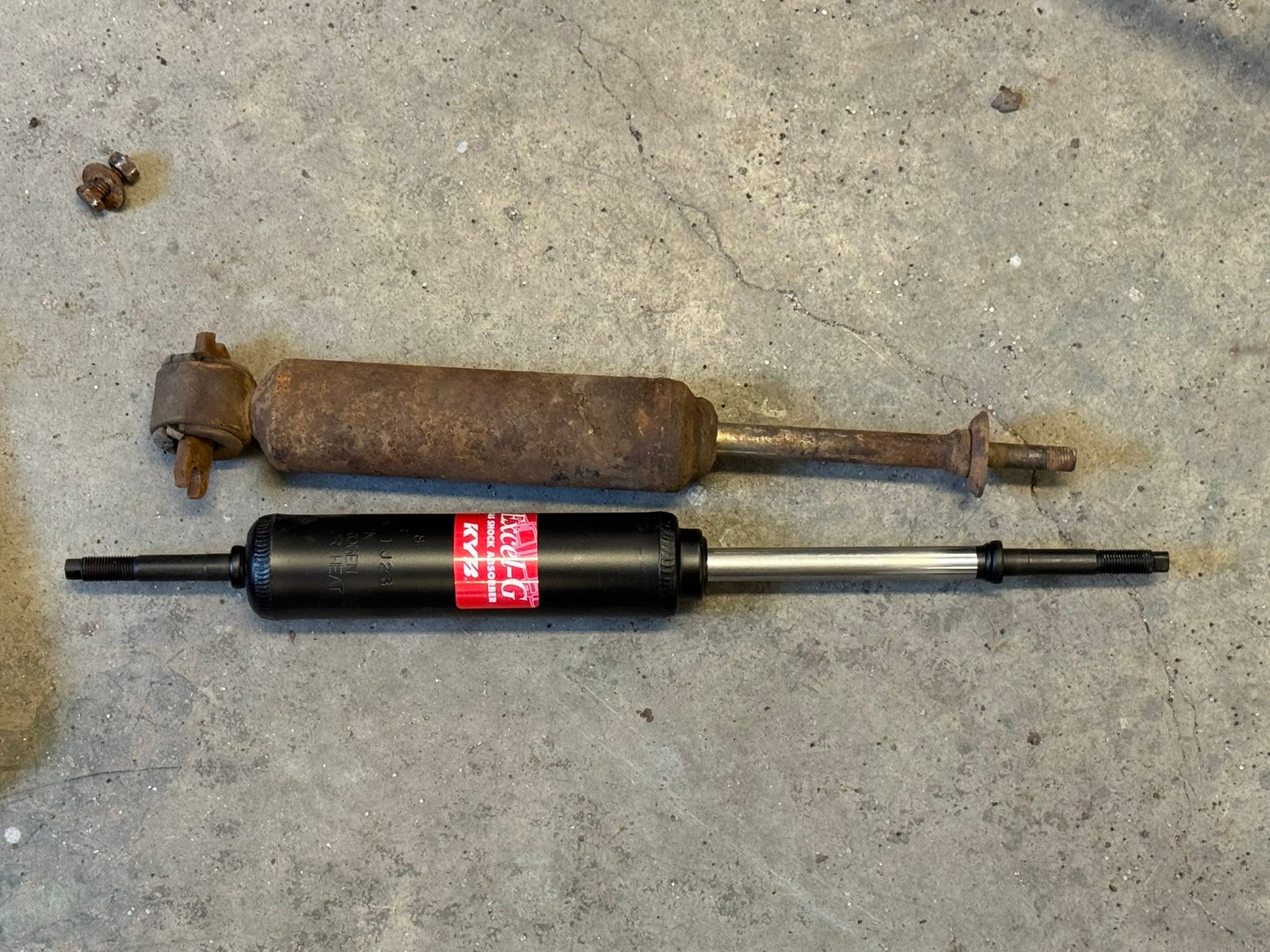 KYB Shock Absorber Set – 4 Pieces For Ford Thunderbird (1955-1957) – Front & Rear