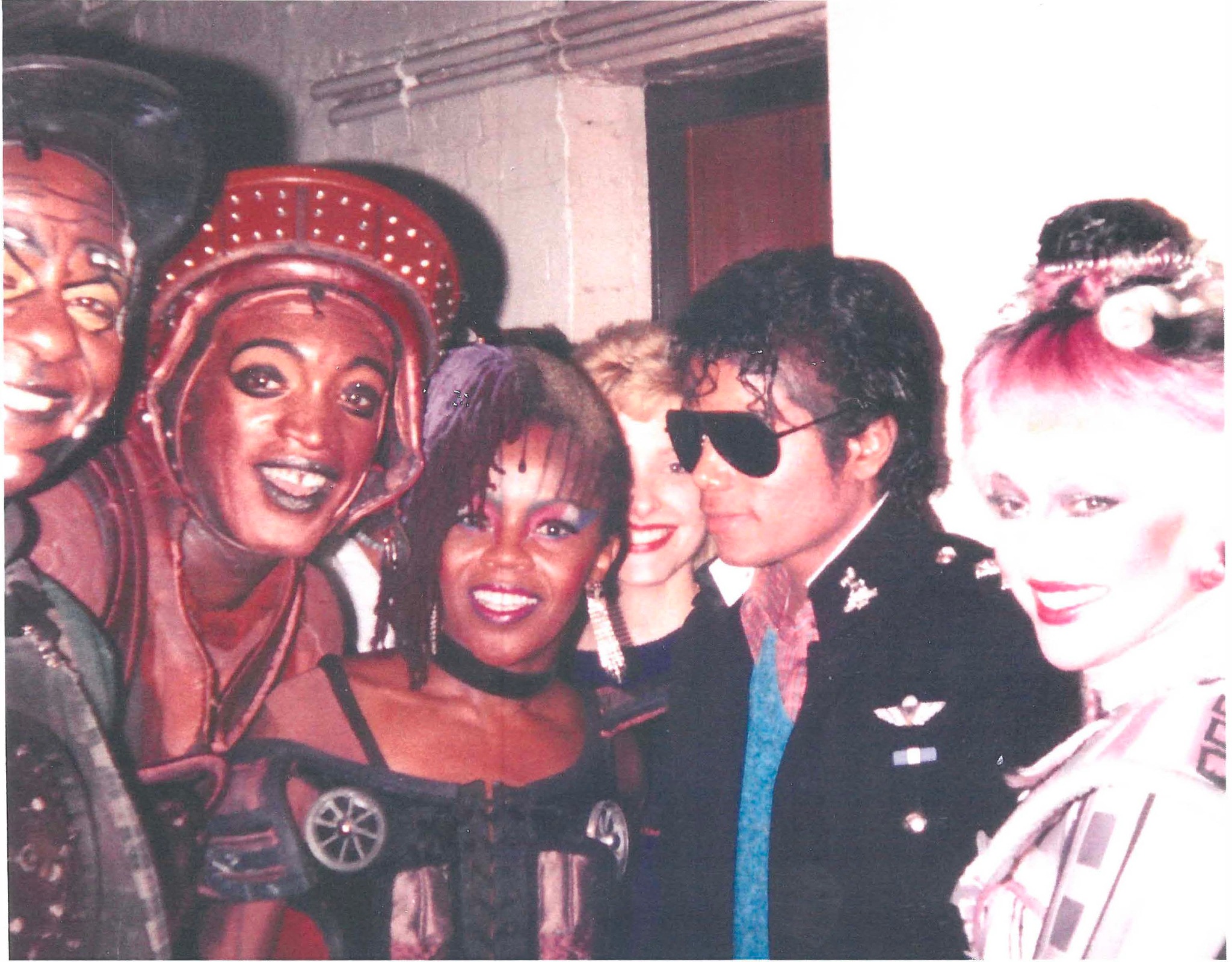 A moment from 1985 ✨ Michael Jackson during a visit to Starlight 