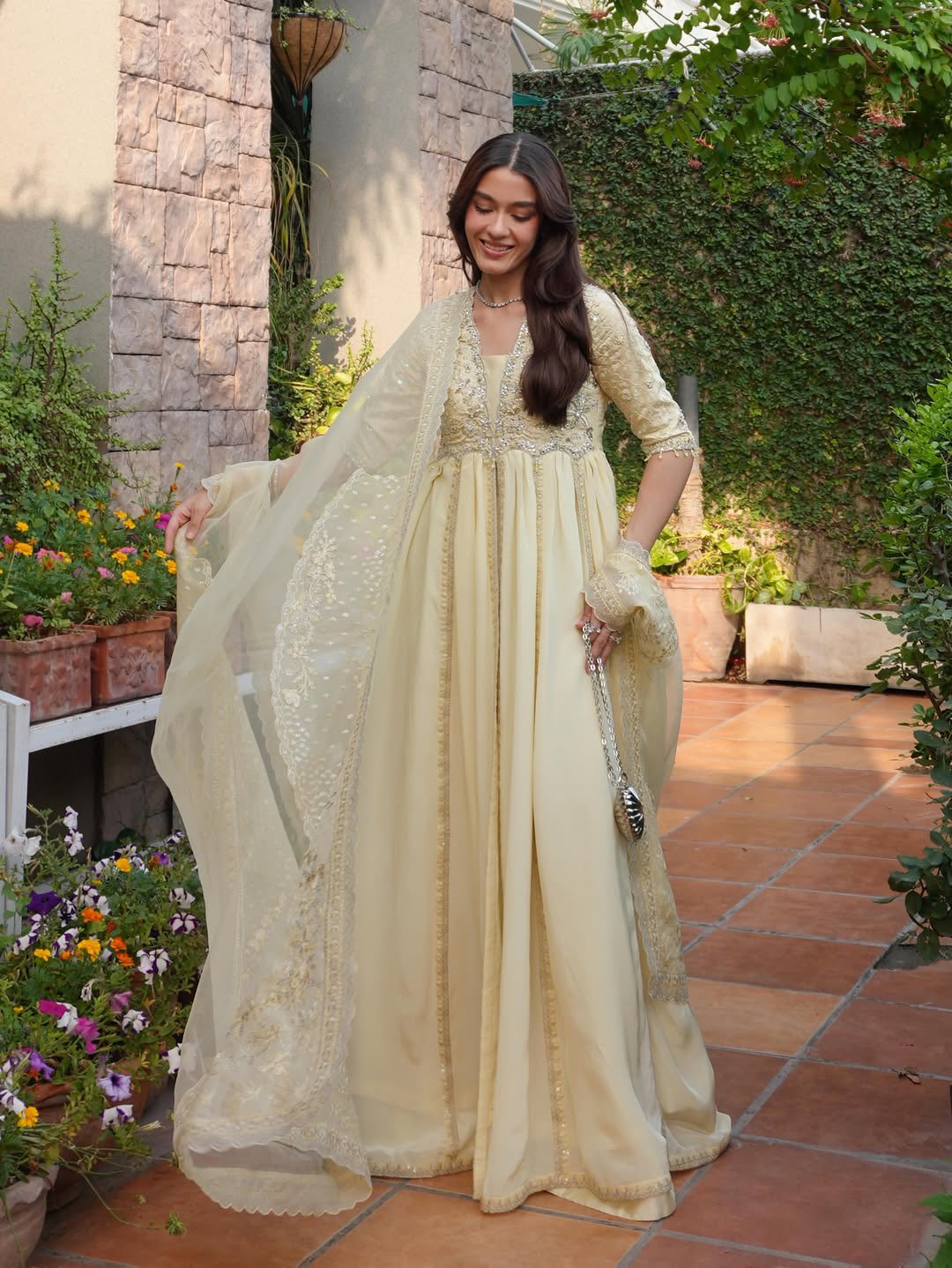 gold thread dress ✓ SHIPPING WORLDWIDE Gold-thread blooms across ivory. Culottes cut the look in balance golden thread model