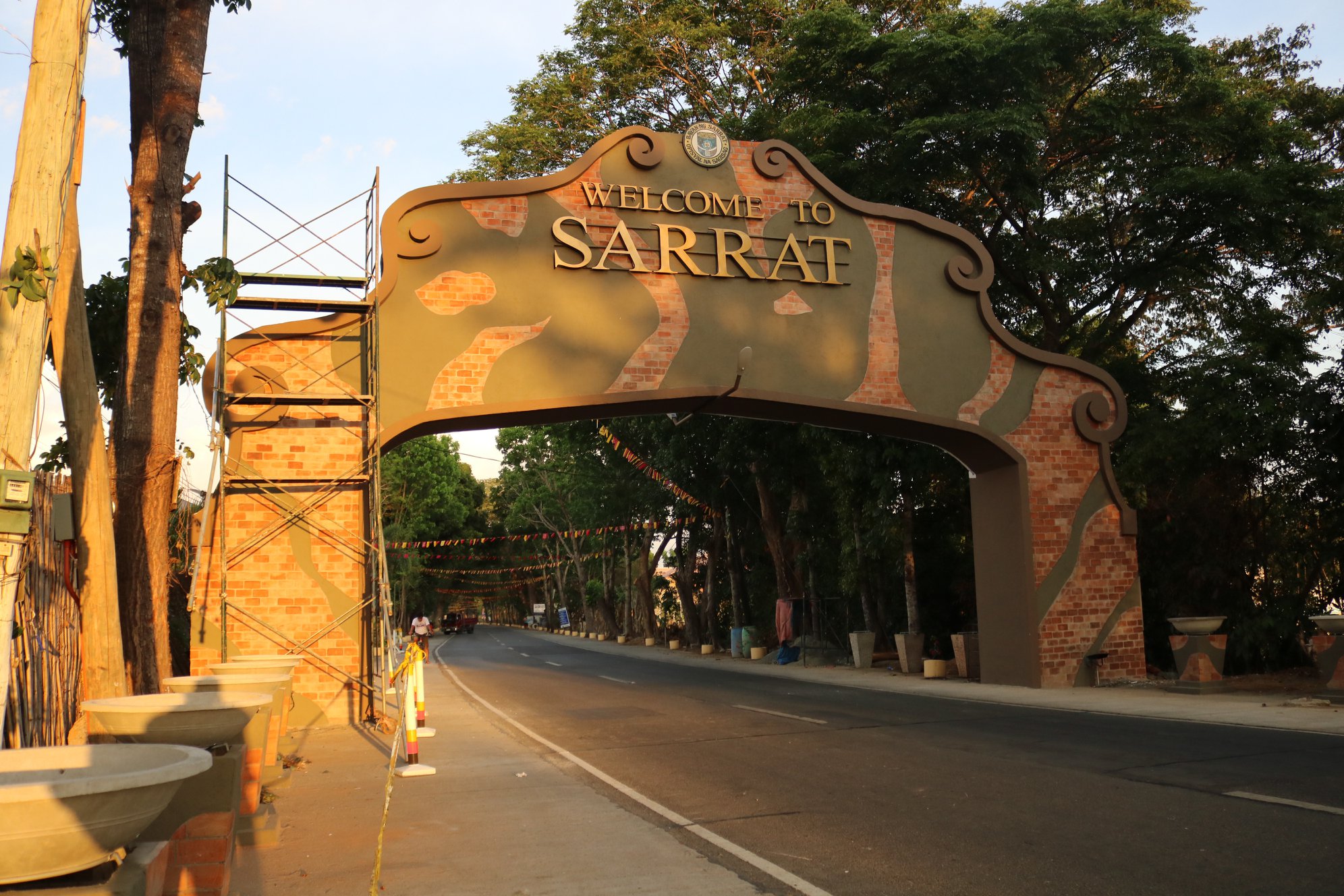 The new Sarrat Welcome Arch under... - Paspas Dur-As Sarrat