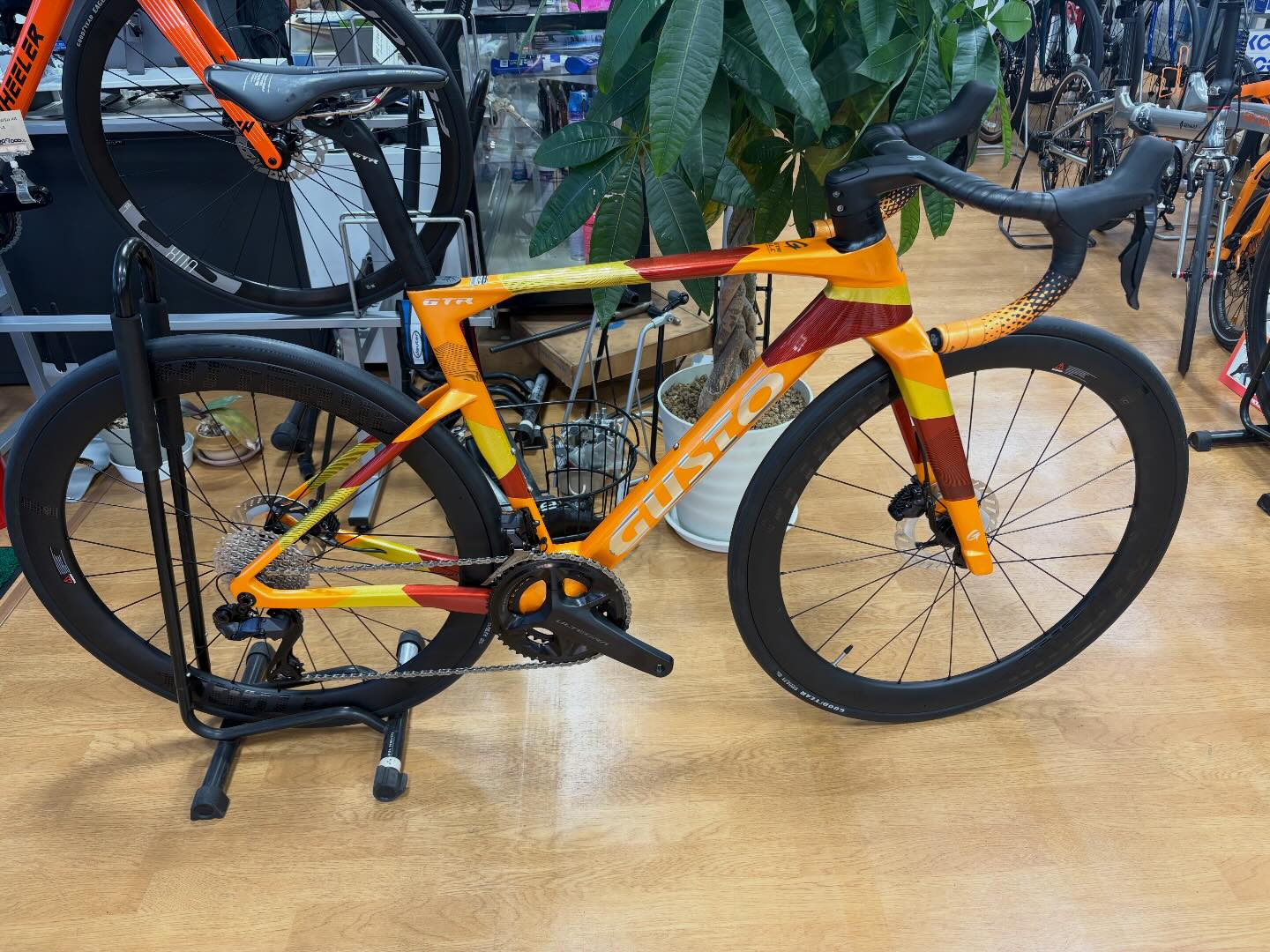 GUSTO GTR 入荷、展示中です☺️。 オレンジ?がなかなか良い色です 