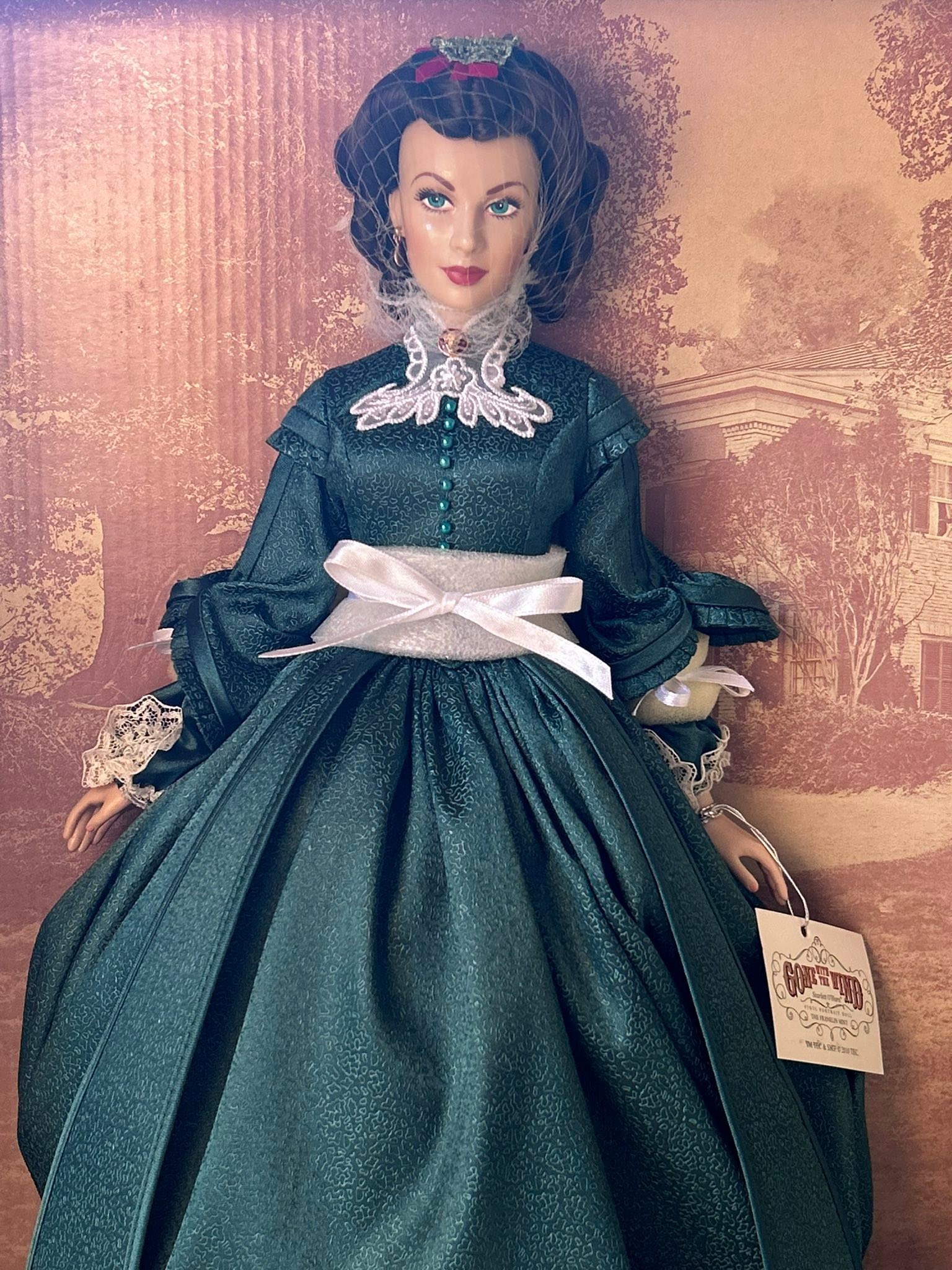 scarlett o'hara christmas dress Should I display Franklin Mint doll in or out of box? Size:US 24W