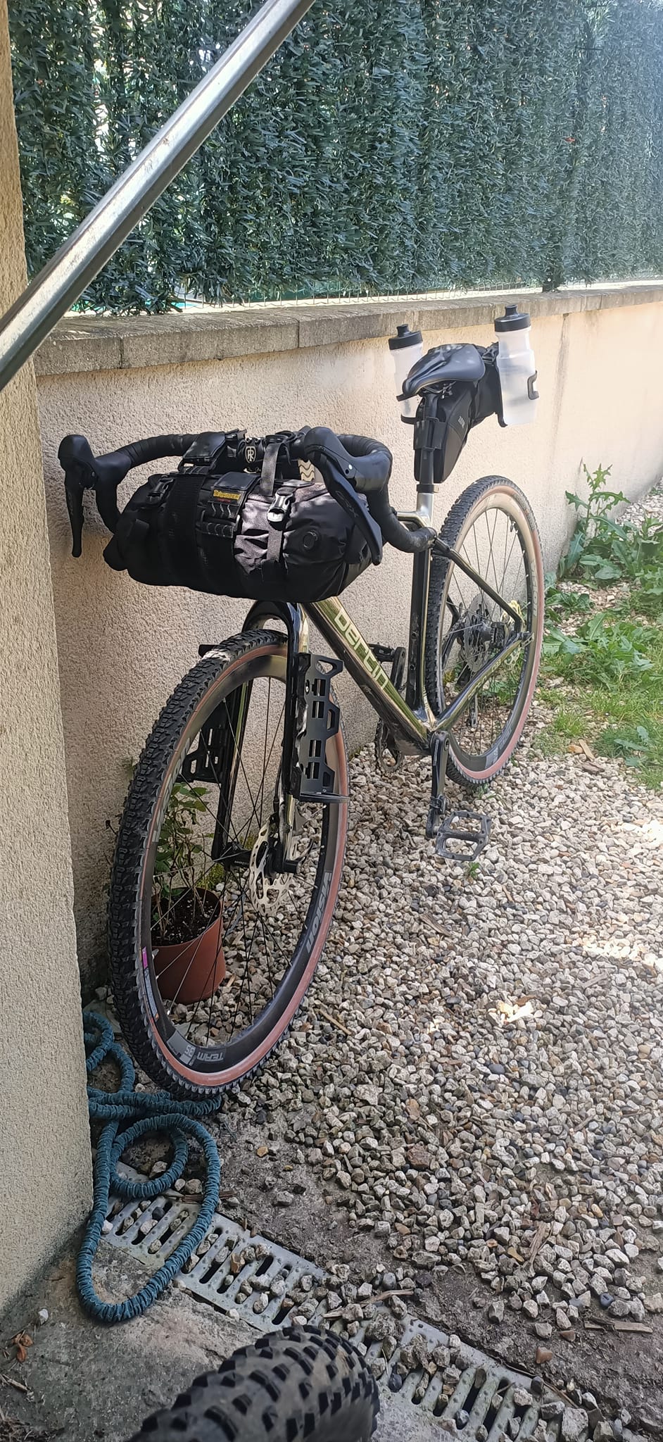 Base de montage de porte-bidon de vélo, 107 x 12 x 8 mm 4 trous supports de cage de position de vélo, adaptateur de réglage de la position des trous pour cadre