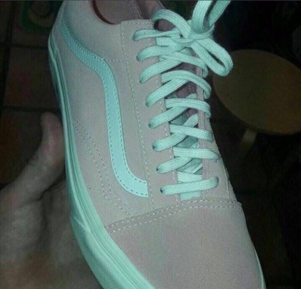 pink dress blue shoes so remember that that everyone was saying was a different colour? well now it is a shoe, so I see and white, what do you see? Minnie is about 14 exchange118 Norma Kamali Bias Slip Color:Eclipse Black