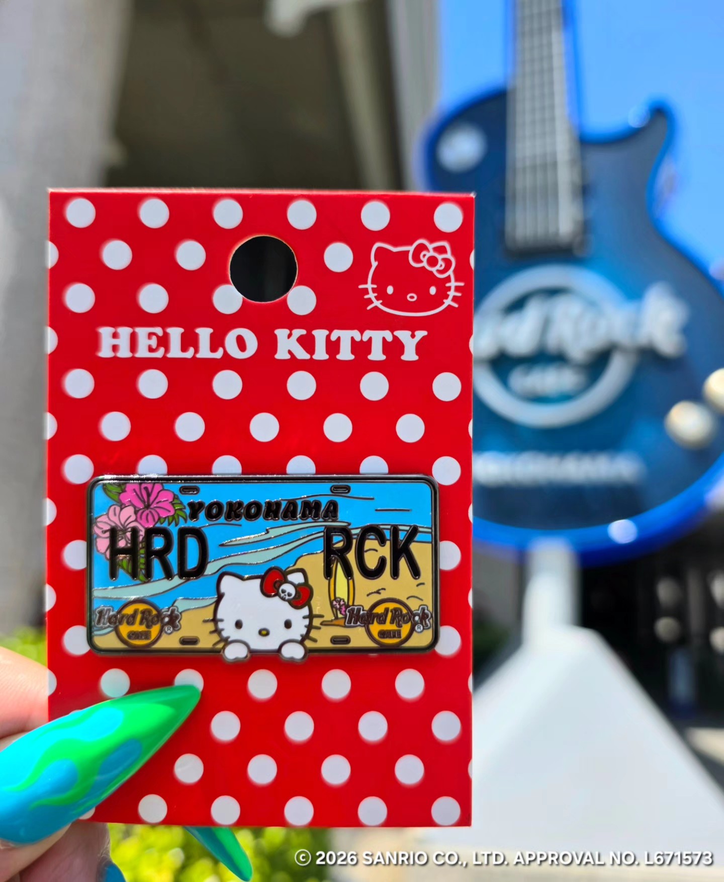 Hello Kitty License Plate Pin が10月3日に販売開始✨ 横浜らしく海を