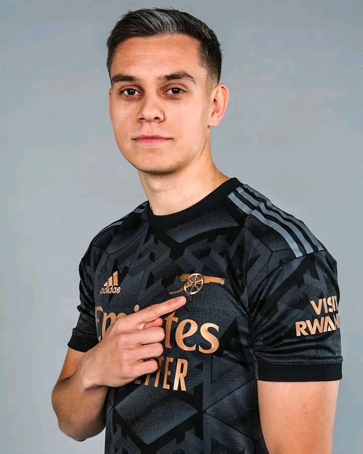 Leandro Trossard will wear the number 19 shirt at Arsenal