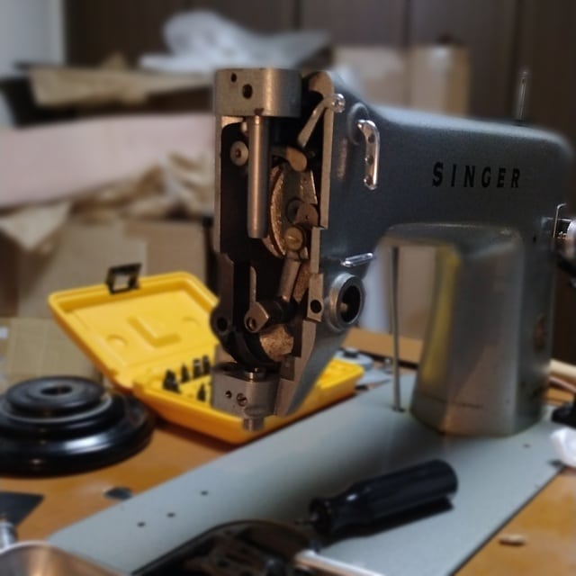 Overhauling Singer 188U and 18U222. #pinetreeco #caramelbox 