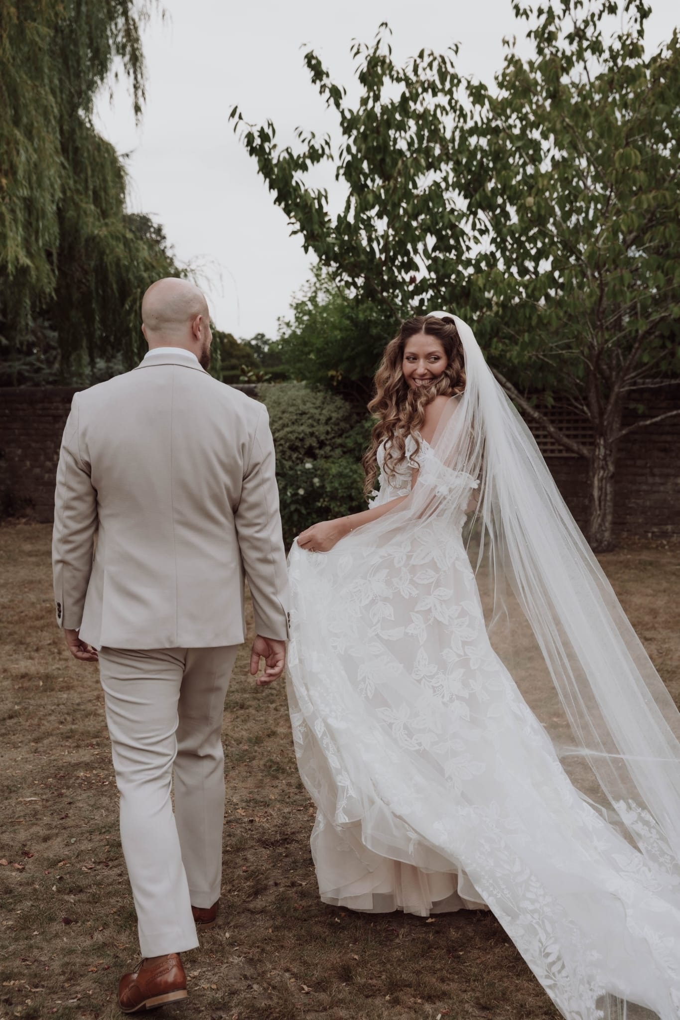 i love that grey dress in spanish R E A L B R D E ✨️ Qué hermoooooosa! My stunning bride dream IVY looks absolute perfection! Emma chose an August wedding to wear her botanical Food Products