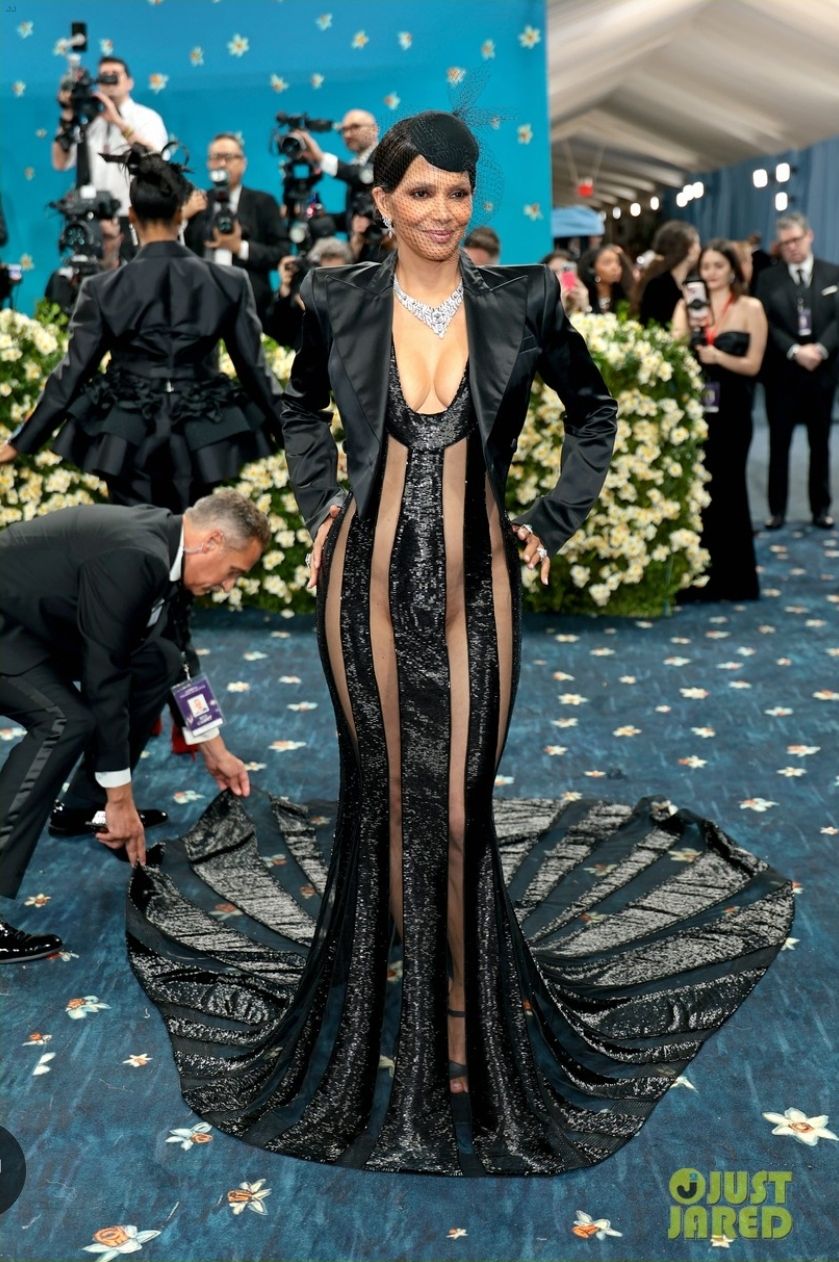 hallie formal high slit corset dress Halle Berry wore a super tight black at a conference in Las Vegas at the Bellagio Hotel. However, backstage was a fashion emergency. She and her stylist struggled to get Radiant