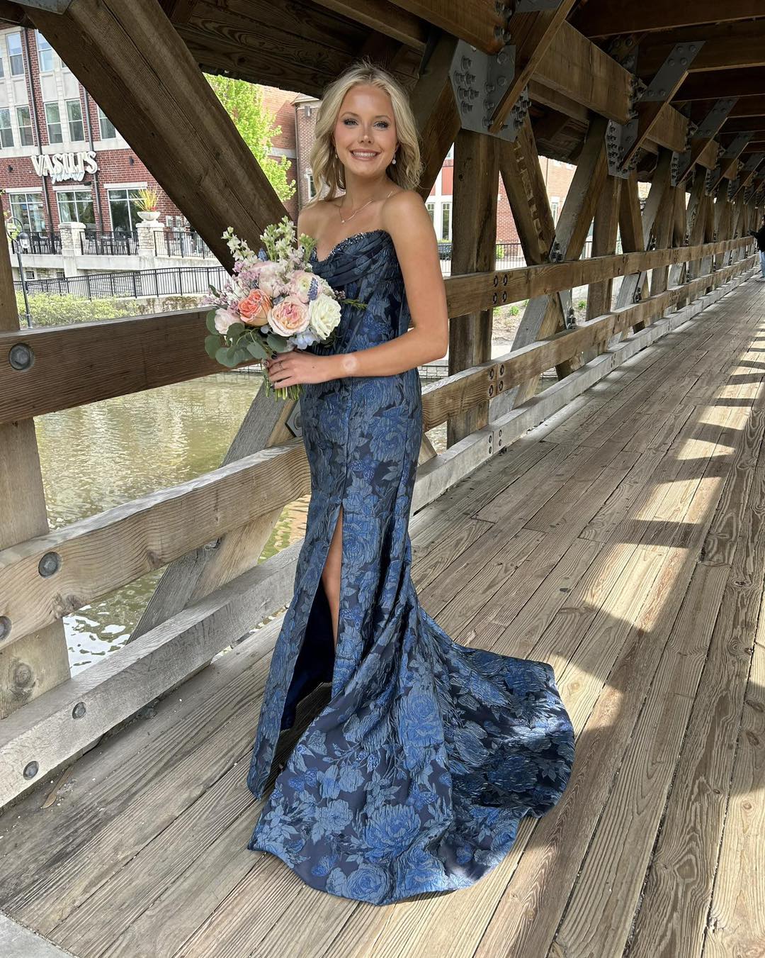prom bouquet for blue dress navy Three different bouquets gorgeous dresses! 59
