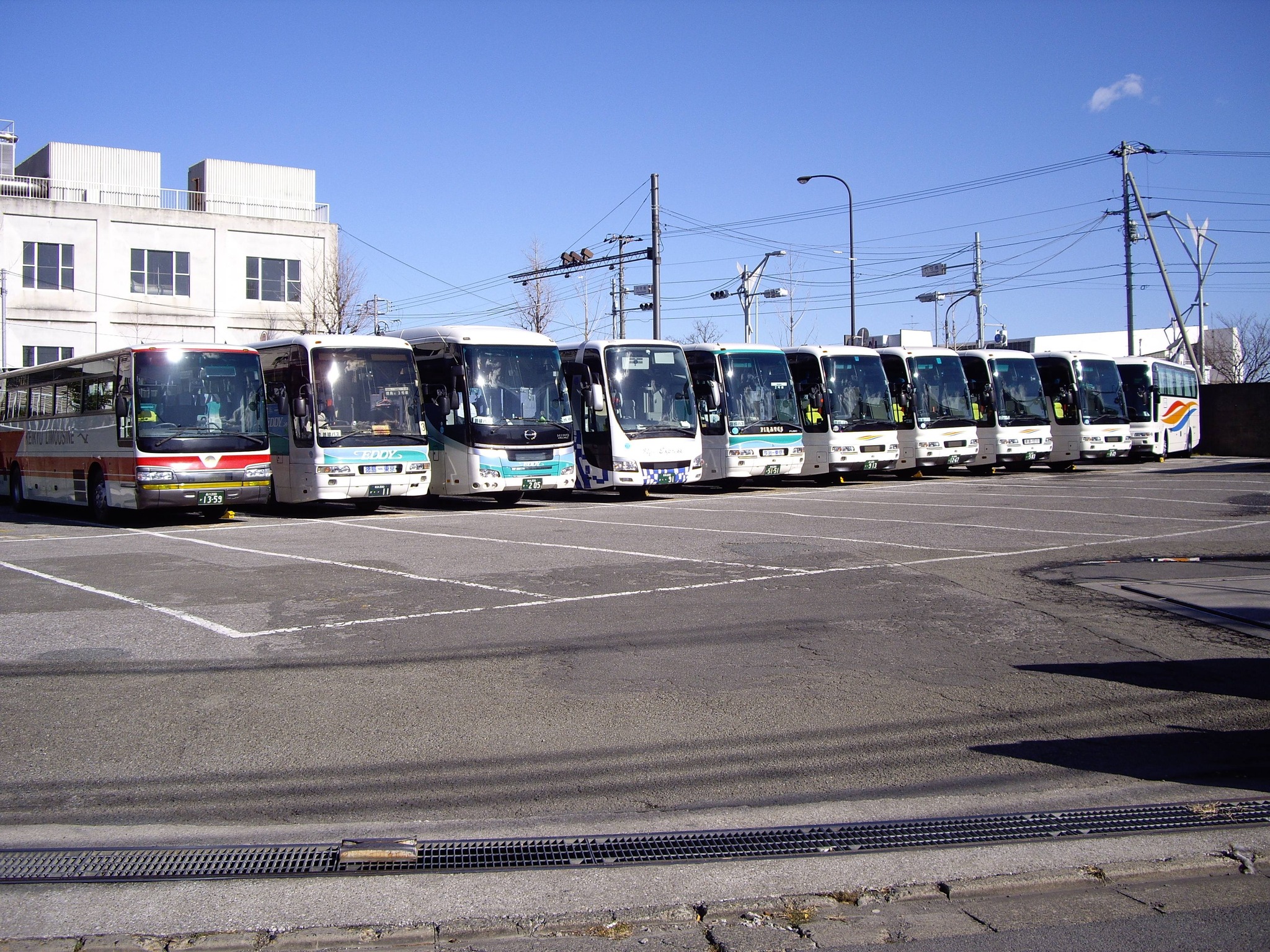 京浜急行バス羽田営業所と都市間（夜行長距離）車両。今は、都市間夜行 
