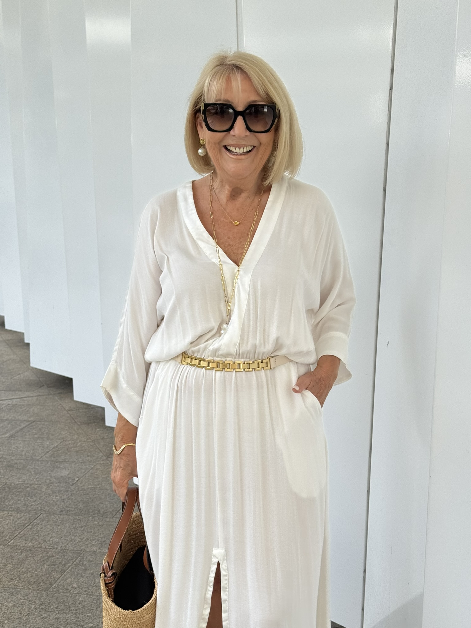 WRAPPED IN WHITE ✨ A flowing white wrap dress cinched with a gold chain-link belt is effortless elegance for any warm afternoon. Would you belt a flowy dress like this? SHOP: LINKS