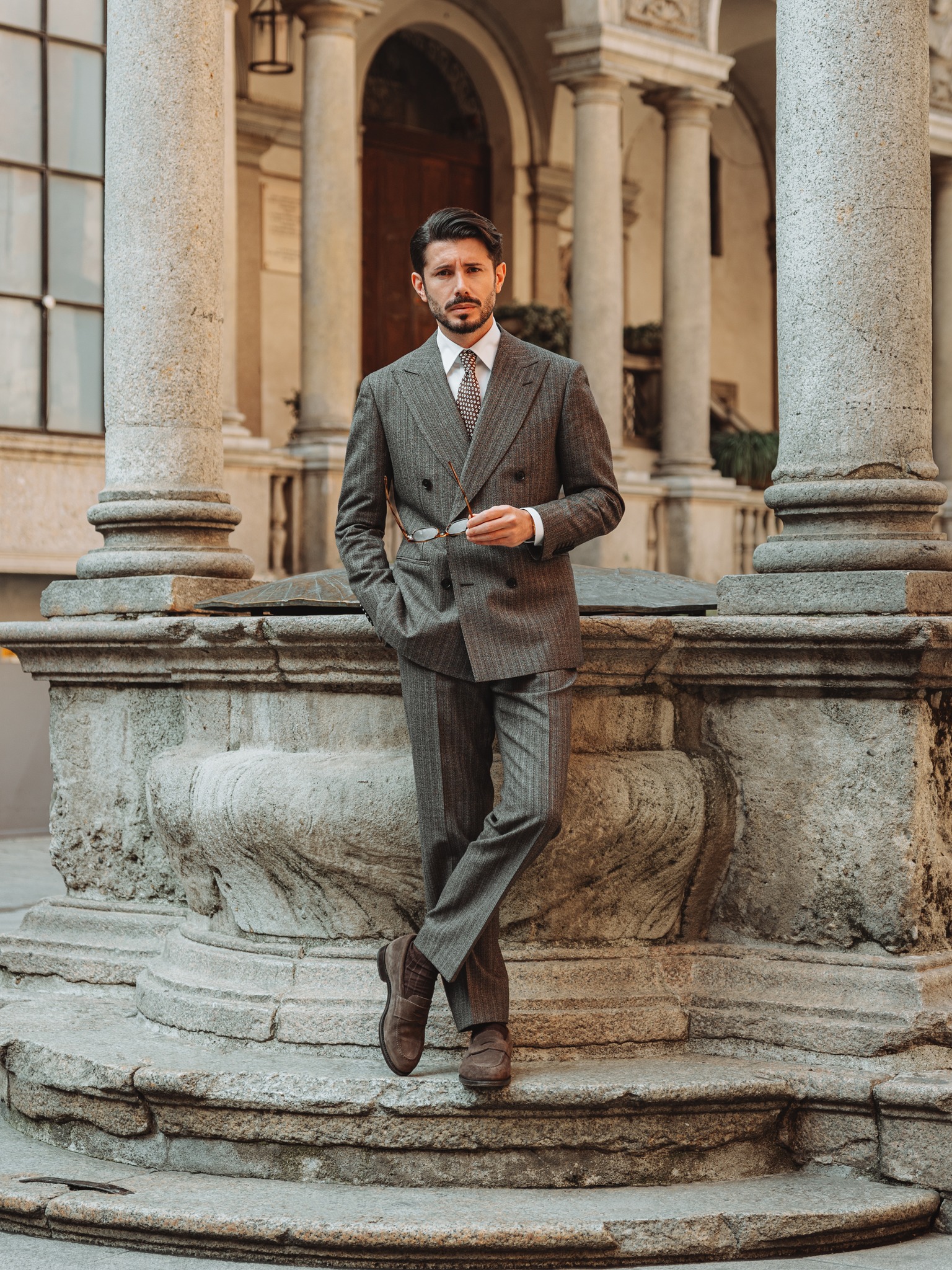 Swipe → the one suit rule every man should know. Simple, visual, and correct. • Black suit → black Oxford or black Derby only. Brown shoes break the formality rule. • Light