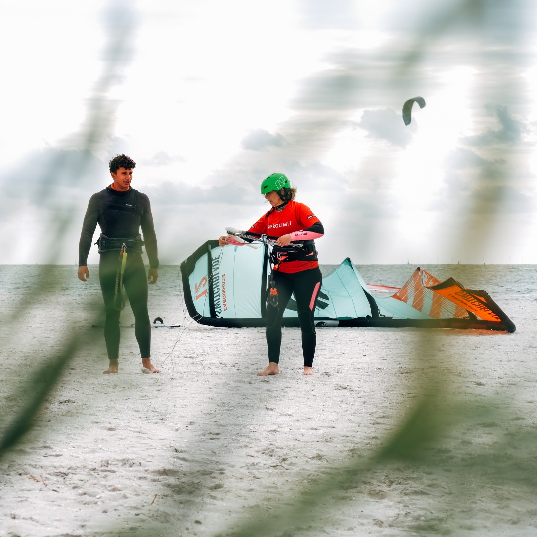 Soal Surf - 𝗕𝗢𝗘𝗞 𝗝𝗘 𝗟𝗘𝗦 Wil je leren windsurfen, kitesurfen, wingsurfen ...