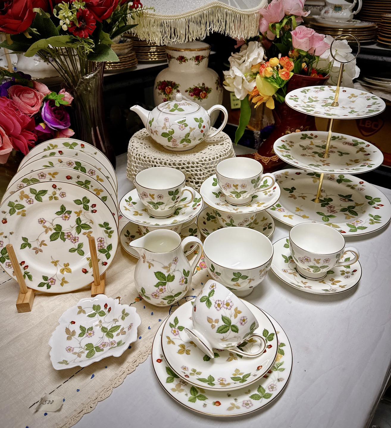 Wedgwood Wild Strawberry Tea Set Inclusions: 6 Tea Plates 7” 6