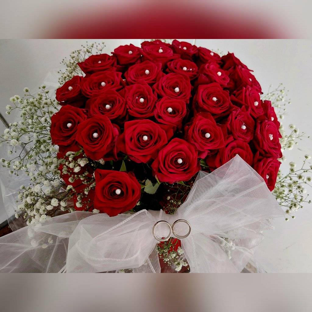 Feiern Sie Ihre Verlobung mit einem schönen und romantischen Blumenstrauß. Unsere Verlobungssträuße werden von uns fachmännisch mit einer Vielzahl von saisonalen Blumen arrangiert, um eine atemberaubende und elegante Präsentation zu schaffen
