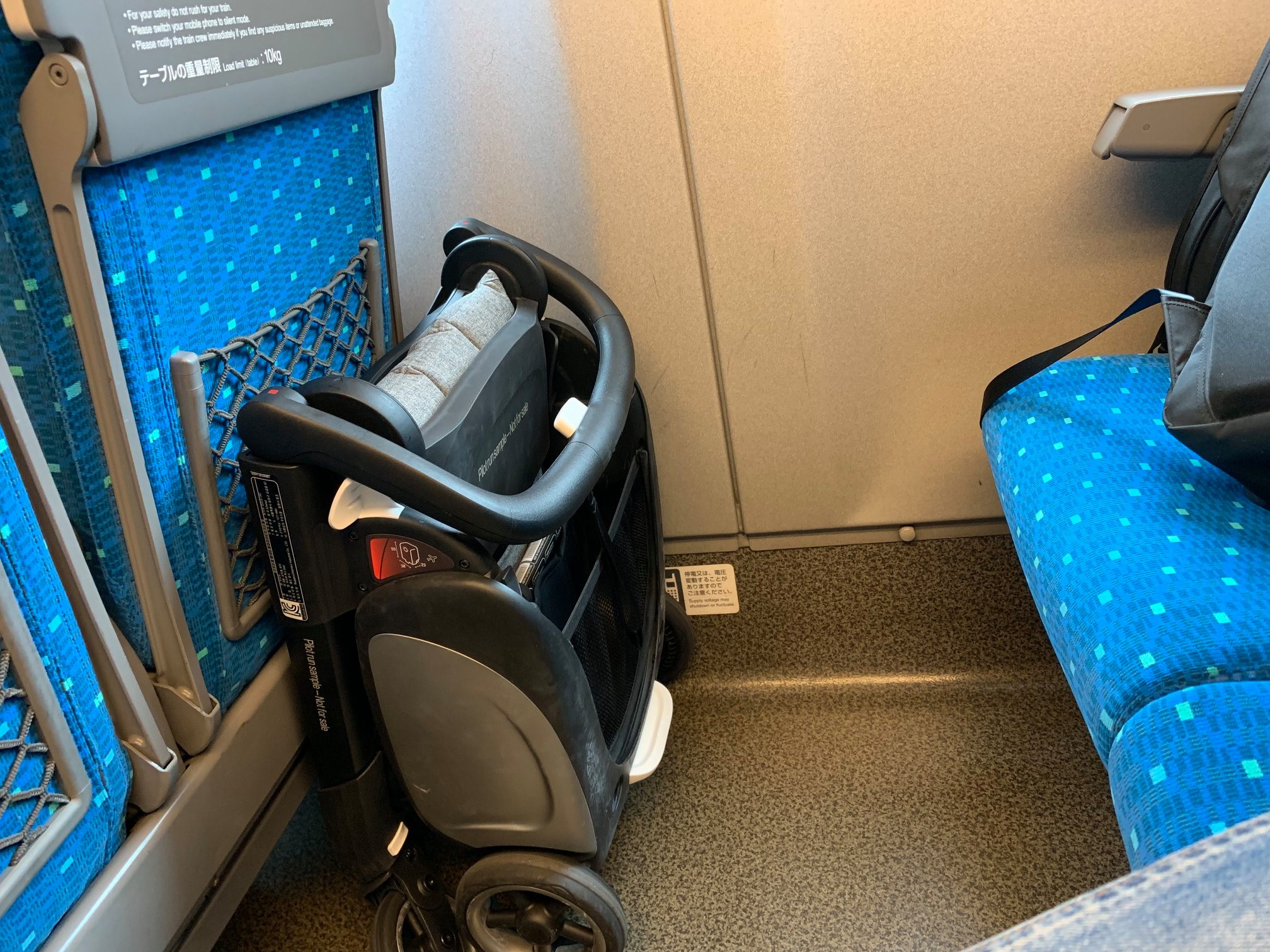 Bugaboo - バガブー アント新幹線編第二弾。座席の前に置いても 