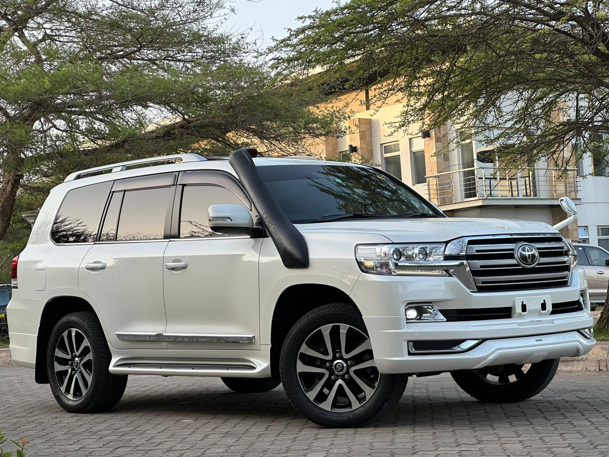 Make:Toyota Landcruiser ZX(EG*) YOM:2018 Color:Pearl Mileage