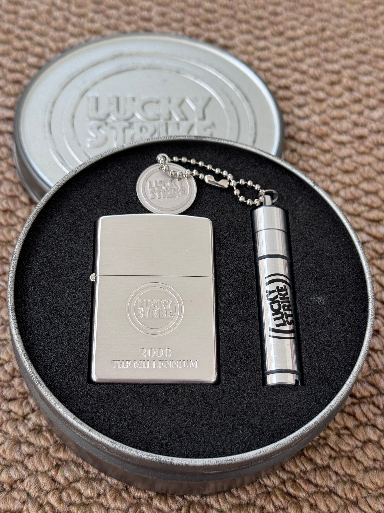 ZIPPO LUCKY STRIKE 2000 THE MILLENNIUM ไฟแช็ค+พวงกุญแจ +ที่เก็บ 