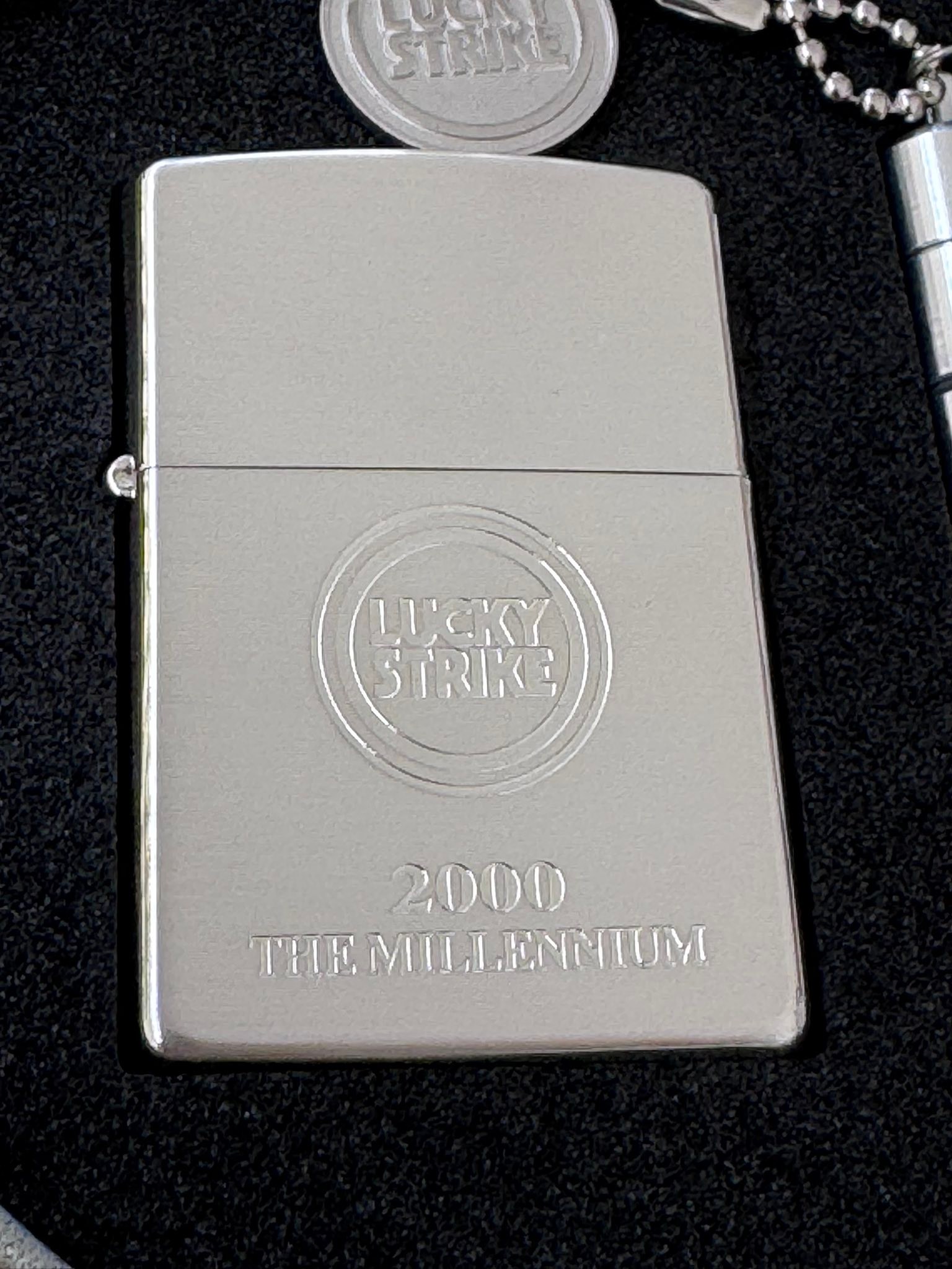 ZIPPO LUCKY STRIKE 2000 THE MILLENNIUM ไฟแช็ค+พวงกุญแจ +ที่เก็บ 