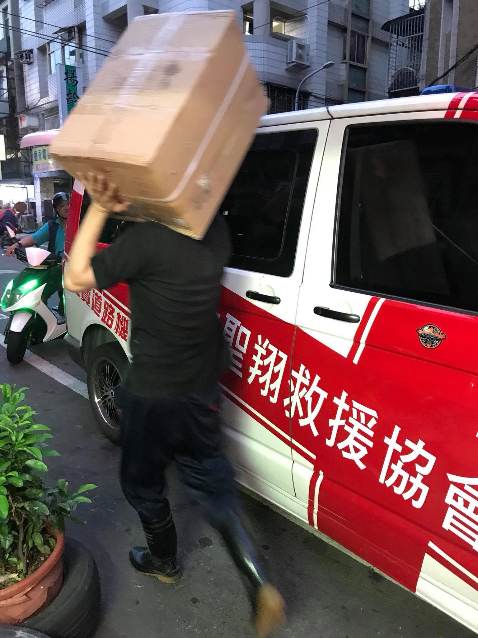 鋼鐵爸（阮橋本） - 有愛就有溫暖 感謝小昌昌的介紹之下 聖翔救援協會得到善心人士捐的 一批全新防風防水外套... | Facebook