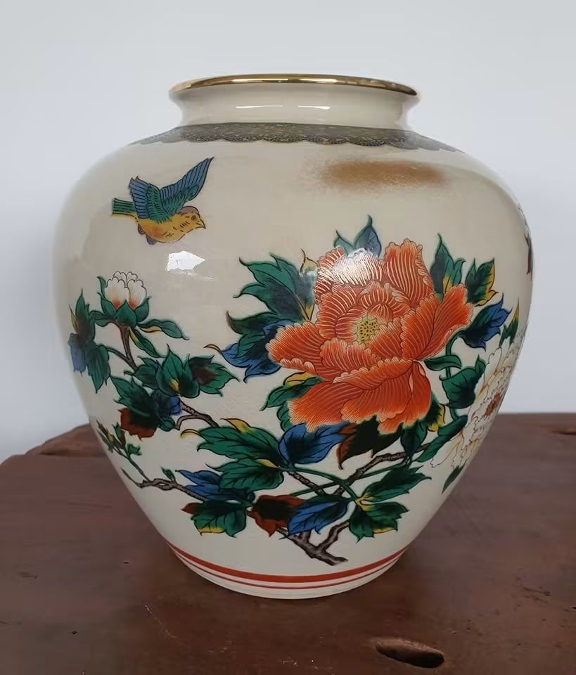 今天特价。 80年代九谷大花瓶, 高24.7CM X 宽22.7CM。可以用来醒茶
