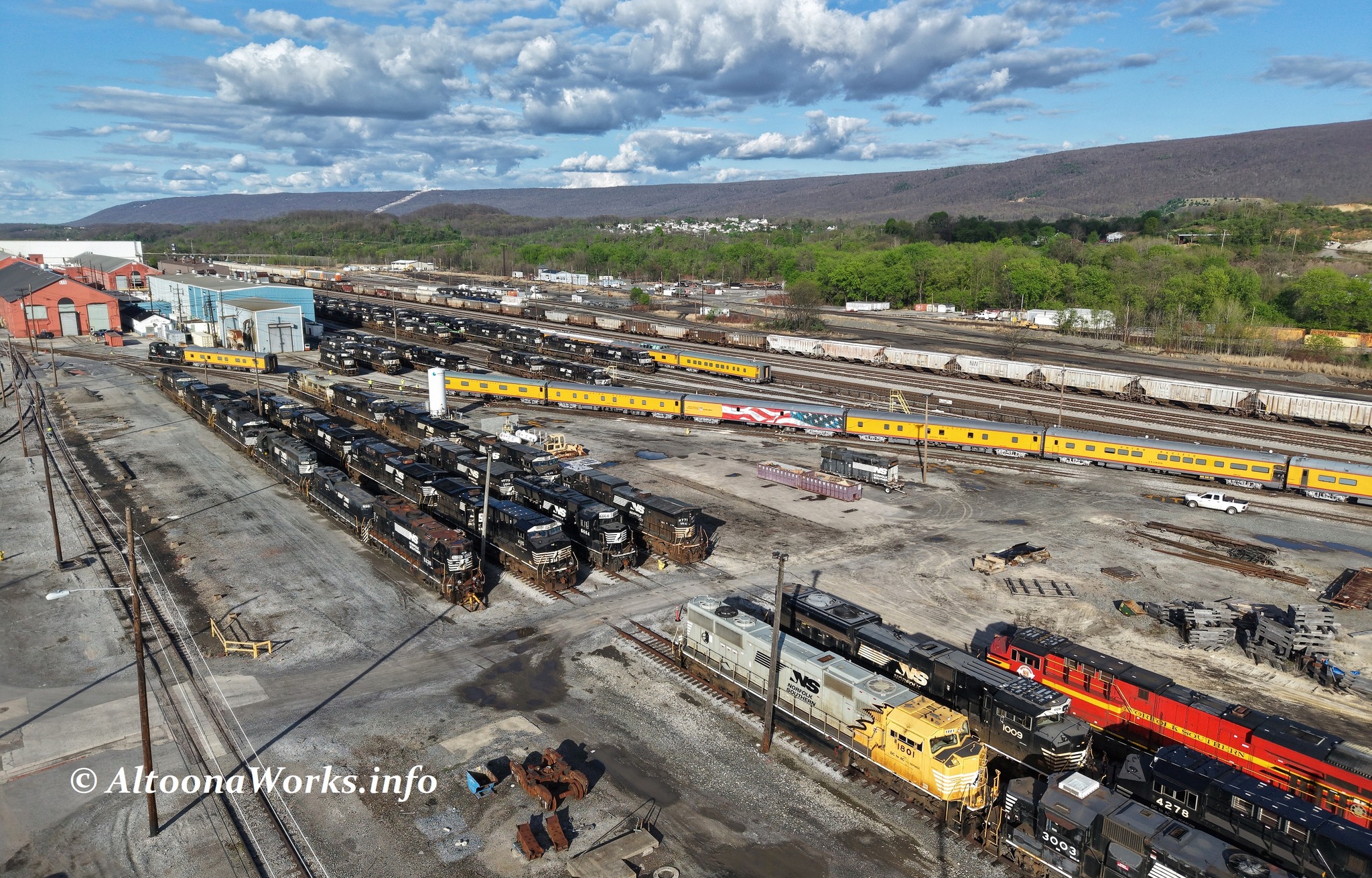 AltoonaWorks - 07/1995 - EMD Demonstrator SD80MAC 8000 fresh from