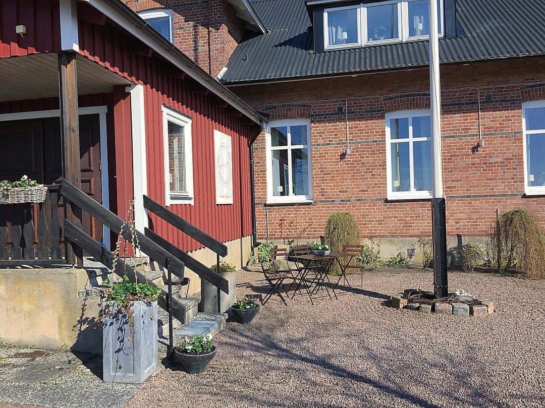 Bygdegården i Strövelstorp - Vårfixad framsida, måste ju vara snyggt ...