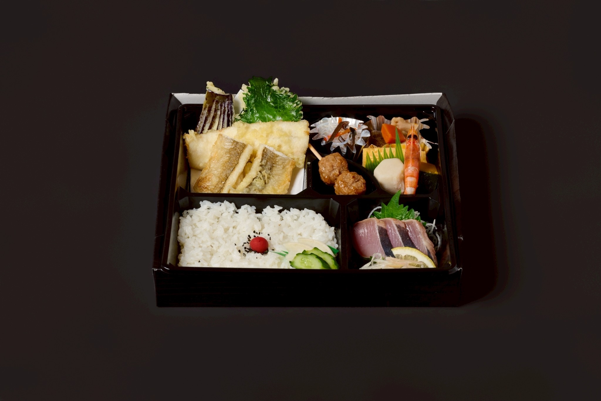 毎月内容が変わる旬の幕の内弁当（2000円）🍱 6月のお魚は穴子と鰹