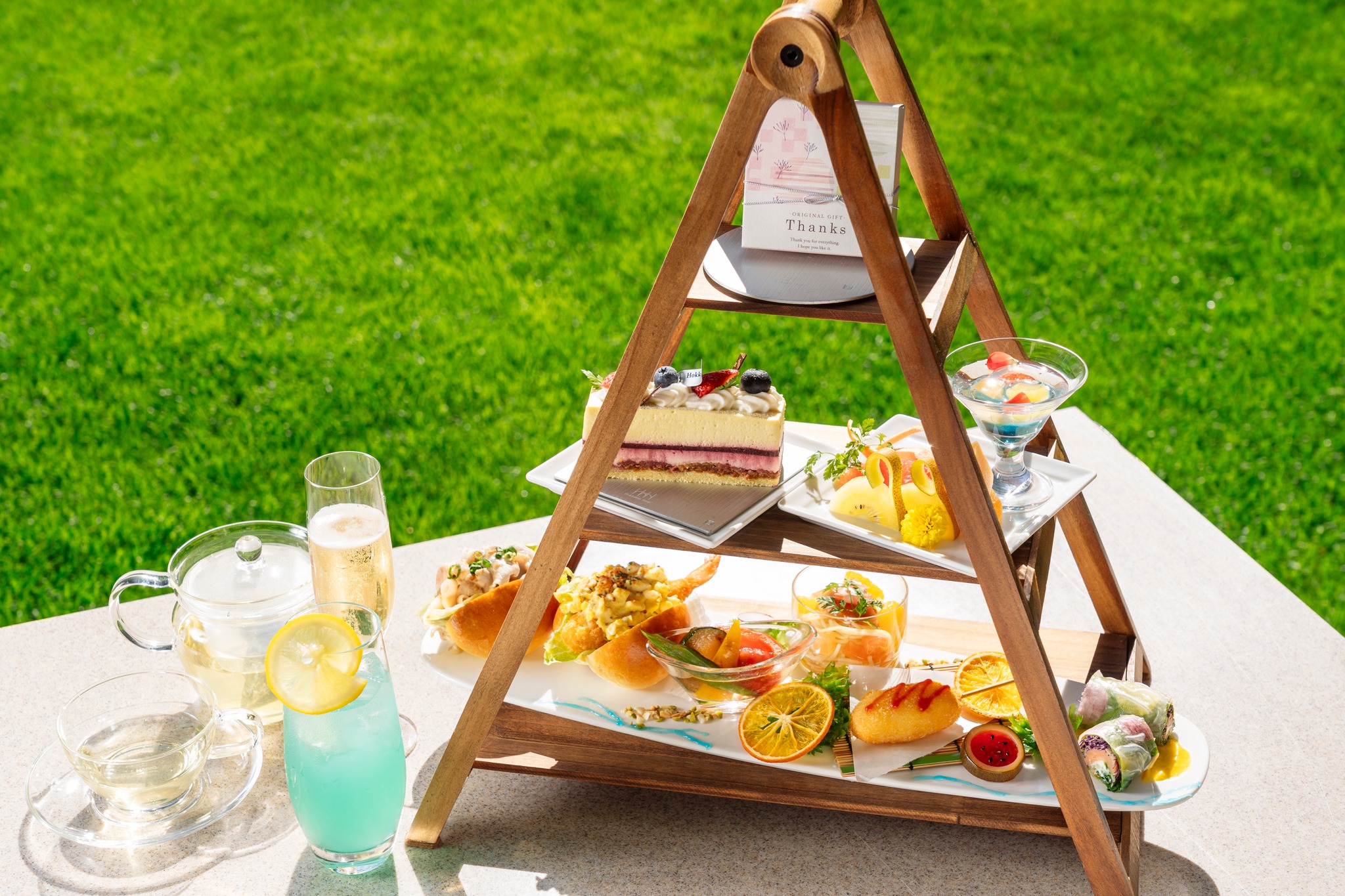6月限定「Garden Afternoon Tea Box」 紫陽花カラーのスイーツと初夏の