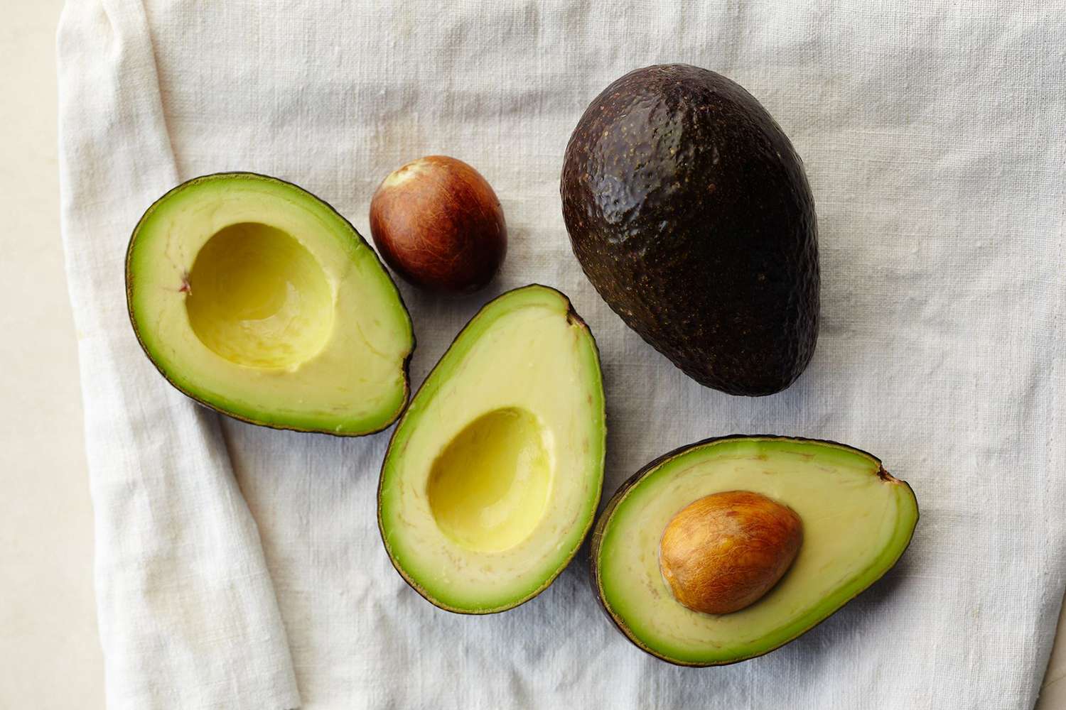 We explain what causes the cut surface of an avocado to turn from green to brown-black and how to keep an avocado from turning brown. Read these recommended easy ways to slow