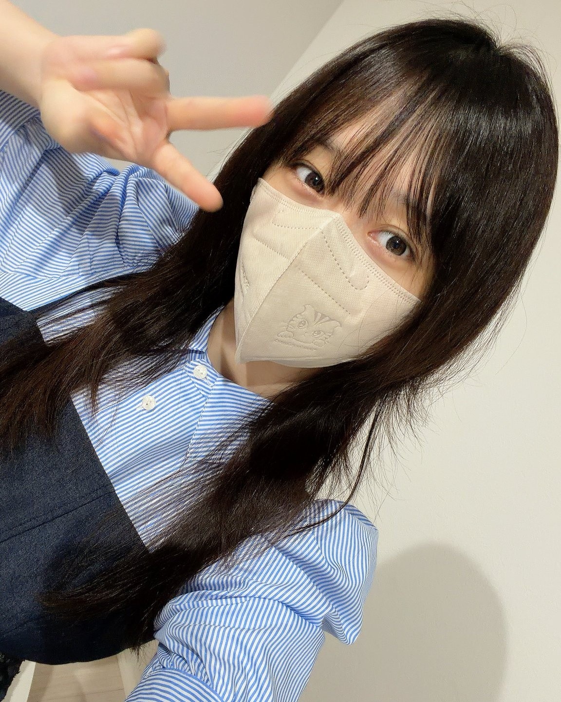 コミケのチェキのサインを書きながら休憩中にカロゼロ回したら